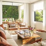 Acogedores y cálidos, cuando sus ventanales se abren ven su espacio ampliado y su luz multiplicada. Estas 13 propuestas no conocen la diferencia entre dentro y fuera