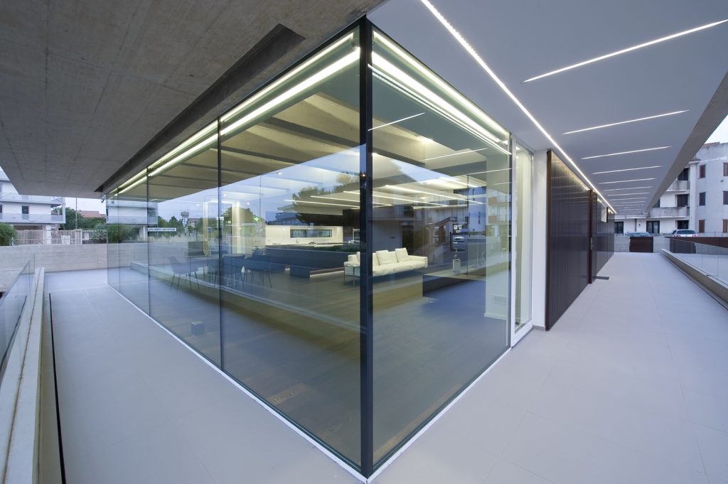 Prefabricada y flotante: así es esta sorprendente casa de 150 m2 instalada sobre un lago