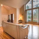 La cocina dorada de tus sueños está en la casa con más arte de Milán