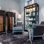 Así es la atrevida reforma que reivindica los tonos oscuros, la madera y la inspiración étnica