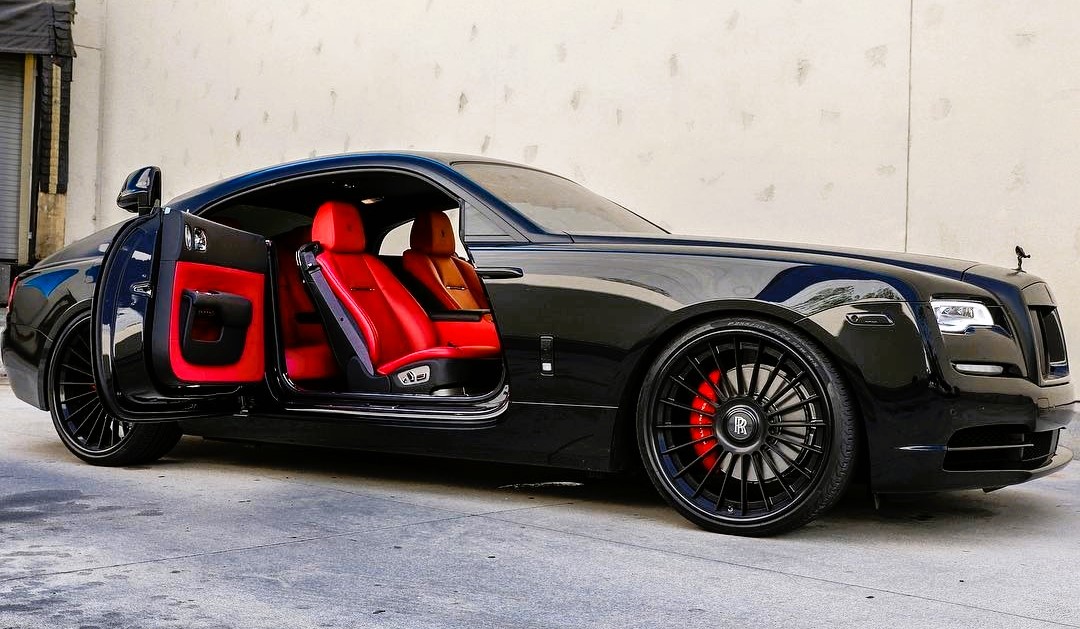 DICCIONARIO DE TÉRMINOS ARQUITECTÓNICOS Y ARTÍSTICOS DE LA ARQUITECTURA POPULAR 17 mar. 2020 Información Vamos a incluir una serie de términos usados de forma asidua y que escuchamos en nuestras salidas a pueblos con encanto, visitas culturales a monumentos, paseos a poblaciones singulares, con el fin de poder entender y comprender lo que tenemos al alcance nuestro. Ábaco.- Pieza plana de forma cuadrada o rectangular que corona el capitel y sobre la cual descansa el arquitrabe.  Pieza a modo de tablilla que remata el capitel. Abocinado.- Se denomina así al vano (ventana o puerta) cuyas partes laterales son convergentes. El arco mas levantado por uno de sus  frentes para formar un declive en forma de bocina en una puerta o ventana. Ábside.- Parte sobresaliente de la cabecera de un templo, por lo común abovedada y de forma cuadrangular (en el arte prerrománico y renacentista), semicircular (románico) o poligonal (gótico). Pueden estar formados por un cuerpo central y otros secundarios (absidiolos). Movimiento artístico contemporáneo que funda su efecto estético en el color puro, la forma pura y la calidad pura, sin ningún propósito figurativo o imitativo de la realidad. Alfiz.- Elemento decorativo consistente en un dintel sostenido por dos jambas que enmarcan un arco. Alminar.- Torre de las mezquitas, rodeada por una galería, desde la cual convoca el almuédano a los fieles a la oración. Altorrelive.- Relieve que sobresale mas de la mitad del bulto sobre el plano del fondo. Arbotante.- Arco exterior que descarga sobre un contrafuerte el empuje de las bóvedas. Arco.- Estructura arquitectónica, por lo común de forma curvilínea, que cubre la parte superior de un ventana, una puerta o de cualquier otro vano, y que descarga su peso sobre sopor¬tes verticales. Entre los numerosos tipos de arcos, los más habituales son los siguientes: * Adintelado: Cuando las dovelas (los distintos elementos unitarios del arco) se disponen horizontalmente, en forma de dintel. * Apuntado: El compuesto por dos segmentos circulares que forman ángulo en la clave (o dovela central). * Carpanel: El formado por tres arcos de circunferencia, uno en la parte central y otros dos en los extremos. * Ciego o cegado: El que tiene tapiada su luz (o zona de abertura). * Conopial: El formado por cuatro arcos de circunferencia, dos de ellos curvados hacia arriba (parte superior) y los otros dos curvados hacia abajo (parte inferior);su forma recuerda al "conopio", o cortinillas con las que se cubre el sagrario. * De herradura: El que prolonga su curva más de media circunferencia. * De medio punto: El que tiene la forma de media circunferencia. * Escarzano: Aquel cuya curva es inferior a media circunferencia; también se denomina rebajado. * Fajón: El que sirve de apoyo a la bóveda y separa los diversos tramos de una nave; cuando se sitúa paralelamente aleje longitudinal del templo, se denomina formero; ambos términos se utilizan especialmente en el arte románico, mientras que en el gótico se suele emplear el nombre de arco perpiaño. * Lobulado: El formado por una sucesión de semicírculos (lóbulos) o por varias (polilobulado). * Mixtilíneo: El que presenta una combinación simétrica de líneas curvas y rectas. * Peraltado: El de medio punto prolongado en sus extremos por dos porciones rectas. * Toral: Cada uno de los cuatro arcos que sostienen una cúpula. * Triunfal: El que da paso a una zona de especial importancia, principalmente el presbiterio. Arcosolio.- Nicho abierto en el muro del templo y coronado por un arco. Desde el siglo XIII fue una forma frecuente de enterramiento de la nobleza. A veces incluye también una mesa de altar. Arquitrabe.- Elemento arquitectónico horizontal que se apoya sobre soportes verticales, por lo común columnas. Dintel, parte baja del entablamento que apoya directamente sobre las columnas Arquivolta.- Cada uno de los arcos formados por molduras, generalmente decoradas, cuyo trazado se superpone de forma decreciente en las portadas, ventanales u otro tipo de vanos. Parte frontal de un arco cuando está decorado. En plural, conjunto de arcos abocinados que forman una portada. Artesonado.- Techo decorado con los denominados artesones o casetones, piezas cóncavas de madera de forma cuadrada o poligonal. Techo de madera decorado con casetones. Aureola.- Fondo luminoso, en forma de halo o nimbo, que rodea la cabeza de Cristo, la Virgen o los Santos. Bajorrelieve. Relieve en el que las figuras destacan poco del plano. Balaustrada.- Barandilla o antepecho formado por pequeñas columnas de fuste modelado llamadas balaústres. Bajorrelieve.- Relieve que sobresale del fondo menos de la mitad del bulto. Balaustrada.- Guarda cuerpo que se coloca a lo largo de una galería, balcón, tribuna, terraza, escalera, etc., por razones de seguridad y estéticas. Está formada por la sucesión de pequeños pilares unidos por un pasamanos. Baldaquino.- Dosel que cubre una tumba o altar. El tipo más común descansa sobre cuatro columnas. Baptisterio.- Edificio exento, generalmente de planta central, destinado al bautismo y generalmente próximo a un templo. Barroco.- Estilo artístico que se desarrolló entre los siglos XVII y XVIII y caracterizado por la complejidad de las formas y la extraordinaria importancia concedida a la decoración. Basa.- Parte inferior de una columna o pilar, sobre la cual se apoya el fuste. Según los distintos estilos, está formada por diversas partes o molduras con frecuencia decoradas. Basílica.- En los primeros tiempos del Cristianismo, templos de planta rectangular, de tres o cinco naves, siempre más elevada la central y dispuestas las demás en sentido decreciente, y todo el conjunto cubierto por un solo tejado a dos aguas. También reciben esta denominación algunas iglesias especialmente distinguidas por el Papa. Bestiario.- Colección de relatos medievales de contenido fantástico protagonizados por animales. Fueron una fuente de inspiración habitual para los escultores y pintores románicos y góticos. Bodega.- Lugar en el que se crían y guardan los vinos. La amplia variedad de este tipo de construcciones en La Rioja va desde los espacios excavados en la roca, con aspecto de viviendas troglodíticas y provistas de unos característicos respiraderos exteriores llamados tuferas, hasta las modernas bodegas de diseño concebidas por importantes arquitectos como Santiago Calatrava o Frank O. Ghery. Y ello sin olvidar las grandes bodegas industriales que se construyeron desde las últimas décadas de mediados del siglo XIX, con una arquitectura característica La bodega tradicional riojana suele estar formada por varias dependencias: el lago, donde se deposita la uva para que fermente y que puede consistir en una espacio excavado en la roca o, más comúnmente, grandes recipientes o tinas, en ocasiones de madera; la prensa, que inicialmente era de madera y después de hierro; el calado o sitio, zona interior en la que se encuentran las cubas de madera o los depósitos de cemento u otros materiales, así como las garrafas, barricas y demás envases necesarios para el trasiego del vino, operación que, sin duda por su importancia y la delicadeza con que debe realizarse, se denomina en la zona con palabra en femenino: la trasiega. Bodegón.- Pintura que representa un conjunto de objetos y en especial flores, frutos y piezas de caza ("naturalezas muertas"). Borda.- Construcción rural, a modo de choza, dedicada a las tareas de pastoreo. En algunos casos, incluye una estancia para los pastores y corrales y otras dependencias para el ganado. Bóveda.- Techumbre de superficies curvas que cubre el espacio entre dos muros o sobre varios pilares. Por su configuración puede ser: * bóveda de cañón: semicilíndrica y proyectada de forma rectilínea en el espacio. * bóveda de arista: formada por la intersección de dos bóvedas de cañón que configuran cuatro aristas curvas. * bóveda de media naranja: semiesférica y apoyada sobre base circular; también se llama cúpula; cuando descansa sobre cuatro puntos verticales se denomina bóveda vaída. * bóveda de cascarón: la que cubre sólo un cuarto de esfera y se apoya sobre base semicircular. * bóveda de crucería: formada por arcos que se cruzan dando lugar a cuatro segmentos triangulares y reforzadas con nervios. * bóveda estrellada: variante de la anterior en la que el cruce de arcos y nervios tiene forma de estrella. Bulto redondo.- Se aplica a la escultura exenta, en contraposición a la esculpida en relieve. Busto.- Representación pintada o esculpida de la cabeza y la parte superior del tórax. Cabecera.- Parte principal de un templo en la que se sitúa el presbiterio y el altar mayor. Camarín.- Espacio abierto en la parte central de un retablo donde se expone la imagen titular del templo o de una capilla concreta. Canecillos.- Piezas salientes, por lo general esculpidas, sobre las que se apoya la cornisa o alero de un tejado; también reciben los nombres de canes y modillones. Cantería.- Oficio y arte de trabajar la piedra para adecuarla a los usos constructivos. Capilla.- En una iglesia o catedral, cada una de las estancias o salas provistas de un altar y dedicadas a una advocación religiosa particular. La capilla mayor, situada en el presbiterio, es la que acoge el altar mayor y suele estar consagrada a la advocación titular del templo; capilla real o regia es toda aquella que goza o gozó de patronato regio; capillas radiales son las que se disponen en semicírculo, por lo general en la girola. Capitel.- Parte superior de una columna, pilar o pilastra. Elemento colocado sobre el fuste de una columna que sostiene directamente el arquitrabe, el arco, etc. Cariatide.- Estatua de figura femenina, con túnica, que sirve de columna. Utilizada por primera vez en la arquitectura griega. Caserío.- Construcción rural prototípica del País Vasco, Navarra y otras comarcas limítrofes. Está conformado por una gran casa central de piedra, con cubiertas fuertemente inclinadas, y diversas construcciones anejas. Casetones.- Compartimientos cuadrados o poligonales rodeados de molduras y generalmente adornados con motivos escultóricos en el centro que se utiliza en la decoración de los techos, bóvedas y arcos por su parte interior. Castro.- Restos de un poblado prerromano, especialmente de la cultura celta, formado por viviendas de forma circular y fortificaciones. Celosía.- Pieza de piedra o madera trabajada con calados, a modo de enrejado, que cierra algunos vanos, especialmente ventanas. Chapitel.- Remate alargado, de forma cónica o piramidal, de una torre. Es un elemento frecuente en los templos góticos. Cimborrio.- Cuerpo saliente exterior, por lo común de forma cóncava, que se levanta sobre el crucero de un templo a fin de iluminar el interior. Construcción elevada sobre el crucero de las iglesias que tiene forma de torre cuadrada o poligonal. Cisterciense.- Tendencia artística de reacción frente a los "excesos" del arte románico que se extendió a raíz de la reforma del Císter impulsada por San Bernardo de Claraval a principios del siglo XII. Es un arte básicamente constructivo que marca la transición entre el románico y el gótico. Claustro.- Patio interior porticado de un edificio eclesiástico, especialmente de los monasterios. Su disposición y decoración varía notablemente según los distintos estilos. Clave de un arco.- Dovela que se sitúa en el centro del arco. Colegiata.- Iglesia regida por un deán o abad (no por un obispo) y que, sin tener categoría de catedral, suele tener una importancia arquitectónica similar. Columbario.- Entre los romanos, galería con varios nichos utilizadas para depositar las urnas con las cenizas de los difuntos. Su forma recuerda a un palomar (columbarium, en latín). Columna Solomónica.- La que presenta en el fuste un desarrollo helicoidal. Concatedral.- Iglesia que comparte con otra el mismo rango de catedral y un mismo cabildo. Contrafuertes y arbotantes.- Elementos constructivos empotrados en los muros cuya función es la de descargar el empuje de las bóvedas. Son componentes característicos del arte gótico y su empleo permite abrir amplios vanos. Contraposto.- También llamado diartrosis, es la contraposición armónica de las diversas partes del cuerpo y humano, cuando alguna de ellas se halla en movimiento o tensión mientras las simétricas están en reposo. Coro.- Parte del templo reservada al rezo del oficio divino y a los cantos litúrgicos. Su ubicación ha ido cambiando con el tiempo, pero por lo general se sitúa en el presbiterio, o bien en el centro o a los pies de la nave central. No es infrecuente que se encuentre en alto. Cripta.- Capilla destinada generalmente a enterramientos y situada bajo el pavimento de una iglesia, por lo común en la zona del presbiterio. Crestería.- Adorno continuo calado, de piedra, metal o cerámica, que se utilizó en la Edad Media y en el Renacimiento para rematar las partes altas de los edificios. Crismón.- Monograma de Cristo compuesto por las letras X y P entrelazadas, o por P acompañada de las letras griegas alfa ( α ) y omega ( Ω: mayúscula; ω: minúscula), y cruzadas en su trazo vertical por una barra horizontal. Son las dos primeras letras del vocablo griego Crujía.- Espacio comprendido entre dos muros de carga Cúpula.- Bóveda semiesférica que se emplea para cubrir tanto espacios circulares o elípticos como cuadrados, si bien en este último caso, para pasar de la base cuadrangular a la circular. se emplea un sistema de trompas o pechinas, especie de casquetes cóncavos de forma triangular. Entre ellos y la base de la cúpula propiamente dicha muchas veces se intercala una construcción cilíndrica con ventanales llamada tambor. La parte superior de la cúpula suele iluminarse mediante un cuerpo, también de forma cilíndrica o poliédrica, que recibe el nombre de linterna. Custodia.- Objeto litúrgico empleado para guardar y exponer la hostia consagrada, principalmente en las ceremonias procesionales del Corpus Christi. Realizadas con materia-les nobles (oro, plata, piedras preciosas), muchas de ellas son obras de ofebrería de gran valor artístico. Deambulatorio.- Girola. Deesis.- En el arte bizantino y románico, representación de Cristo en majestad, sentado en su trono, flanqueado por la Virgen y S. Juan. Dientes de sierra.- Procedimiento decorativo, muy utilizado en la arquitectura románico mudéjar, en el que los ladrillos se disponen de forma angular imitando los dientes de una sierra. Díptico.- Objeto artístico (pintura o bajorrelieve) formado por dos piezas unidas que se pueden cerrar a modo de libro. Dintel.- Elemento de madera, piedra o hierro que cierra la parte superior de una abertura y soporta la carga de la fábrica o muro que queda encima del vano. Dovela.- Pieza en forma de cuña que forma parte del intradós de un arco. Dolmen.- Monumento megalítico de carácter funerario formado por grandes piedras verticales sobre las que apoya una o varias dispuestas en posición horizontal. Enjuta.- Espacio de forma triangular que queda ambos lados de un arco, e1otre su curva y los elementos horizontales que lo encuadran. Entablamento.- Conjunto de arquitrabe, friso y cornisa en los órdenes clásicos. Éntasis.- Engrosamiento de una columna hacia el centro, de modo que por efecto de la perspectiva parezca recta en lugar de cóncava. Entramado.- En la arquitectura popular, armazón de madera formado por distintos entablamientos visibles al exterior; cuyos espacios se rellena con diversos materiales (adobe, piedra, ripio). Equino.- Moldura saliente, bajo el ábaco, que forma el cuerpo principal del capitel dórico. Escorzo.- Modo de representar una figura o una parte de la misma dispuesta de forma perpendicular u oblicua al plano en el que se muestra. Se emplea tanto en pintura como en escultura. Espadaña.- Construcción mural de un sólo cuerpo rematada de forma triangular que corona las fachadas de algunas iglesias. Es frecuente que en ella se sitúen las campanas. Estípite.- Elemento en forma de tronco o pirámide invertida que puede tener función de soporte. Fresco.- Pintura mural cuya técnica consiste en disolver los colores en una mezcla de agua y cola para que penetren en el muro y queden fijados en él. Técnica pictórica que utiliza pigmentos disueltos en agua que se aplican sobre una superficie previamente cubierta de una capa de yeso. Seca muy rápido y apenas permite hacer rectificaciones, al contrario que el óleo. Friso.- Parte situada entre el arquitrabe y la cornisa, en los órdenes clásicos, en forma de banda que puede ir decorada con diversos elementos escultóricos. Frontón.- Elemento constructivo, triangular o curvo, que remata y decora una fachada puerta o ventana. Fuste.- Cuerpo central de una columna que se alza sobre la basa y sostiene el capitel. Gablete.- Remate Sobre las arcadas 4en forma de dos líneas que se juntan formando un ángulo. Es propio del gótico. Galería.- Corredor o estancia alargada con grandes vanos abiertos entre pilares o columnas y que sirve de tránsito entre distintas dependencias de un edificio. Gallones.- En algunas bóvedas, cada uno de los segmentos cóncavos que la integran y que tienen una disposición semejante a la de los gajos de una naranja. Gárgola.- Conducto de desagüe de un tejado esculpido normalmente en forma de figura humana o animal. Comienzan a usarse a partir del s. XII y son típicas de la arquitectura gótica. Girola.- Espacio de forma circular o poligonal que rodea por detrás el presbiterio o la capilla mayor. También se denomina deambulatorio. Pasillo que rodea el altar mayor, llamado también DEAMBULATORIO, y que limita el espacio del PRESBITERIO. Es característico de las iglesias de peregrinación y a él se abren las capillas adosadas a la cabecera  o ábside de la iglesia. Gótico.- Estilo artístico medieval que en España se desarrolló entre finales del siglo XII y el siglo XVI. Grutesco.- Elemento decorativo en el que se suelen unir motivos dispersos y fantasiosos, tales como follajes, frutos, cestillos, guirnaldas, caras, animales, etc. Fue muy utilizado en la época renacentista. Guardaviña.- Chozo de piedra, de forma circular y rematado por una falsa cúpula. Se encuentran dispersos entre los campos de viñas, especialmente en la Rioja Alta. Se utilizaban para vigilar los viñedos y como refugios en caso de tormentas. Hastial.- Muro situado a los pies de una iglesia y que muchas veces constituye su fachada principal. También recibe el nombre de imafronte. Herreriano.- Estilo renacentista español cuyo edifico emblemático es el monasterio de El Escorial, obra de Juan de Herrera, y que después se extendió por otras zonas. Historiado.- Se aplica a los capiteles u otros elementos constructivos, como frontales de púlpitos o sepulcros, decorados con escenas humanas. A veces, también se emplea la expresión iconográfica. Iconografía.- Descripción y explicación de las representaciones figuradas (ICONOS).Esta ciencia puede referirse a las representaciones de un personaje histórico o legendario, de una idea o de una entidad, o bien a imágenes relativas a una época, una civilización, una religión, una forma de arte: los simples motivos ornamentales (vegetales, geométricos, etc.)no interesan a su estudio. También se usa el término para referirse a un repertorio determinado de estas representaciones. Iconología.- Interpretación de los símbolos, atributos, alegorías y emblemas con que los artistas han representado personajes mitológicos, religiosos o artísticos, o ideas abstractas. También se usa para referirse al repertorio de tales símbolos. Iconostasio.- Mampara o cancel con tres puertas tras la cual, en los ritos orientales, se oculta el sacerdote durante la celebración de la liturgia. En las iglesias hispanovisigodas y mozárabes también lo había y era de piedra o marmol labrado. Imposta.- Cornisa o moldura saliente sobre la que se apoya el arranque de un arco o de una bóveda. También se llama así a la franja ornamental sobresaliente que divide las distintas zonas de construcción de un muro, una fachada ... Jamba.- Cada una de los soportes laterales que enmarcan una puerta, ventana u otro tipo de vano y sostienen el arco o dintel. Elemento vertical, que no es una columna y que sostiene el dintel de una ventana o puerta. Lacería.- Tipo de decoración a base de bandas entrelazadas que forman dibujos geométricos. Es propia de la arquitectura de inspiración árabe. Lagar.- Lugar donde se pisan y se prensan las uvas. Son interesantes los lagares rupestres, excavados en la roca, encontrados en diversos puntos de la zona de la Sonsierra. Lauda.- Tapa de un sepulcro o sarcófago, en ocasiones con la efigie esculpida del difunto. Linterna.- Parte superior de una cúpula de planta circular o poligonal y, por lo común, rematada a su vez por una cupulilla proporcional a la mayor. Logia.- Estructura arquitectónica en forma de galería porticada que tiene abierto al exterior al menos uno de sus lados. Lonja.- Espacio abierto que hace las veces de atrio de una iglesia o le precede. También, edificios civiles dedicados a las transacciones comerciales. Luz.- Anchura máxima de un arco. Y, de forma general, cualquier abertura o vano abierto en un muro. Mampostería.- Labor de construcción de muros basada en el empleo de piedras sin labrar (mampuestos) dispuestas irregularmente y según diversos procedimientos: a seco (sin mortero), a cal y canto (con mortero de argamasa), careada (procurando igualar la superficie exterior), etc. Mandorla.- Aureola ovalada que enmarca la representación del Pantocrátor o imagen de Cristo Creador y, en ocasiones, de la Virgen y los santos. Es propia del arte románico y se conoce también como "almendra mística". Manierismo.- Tendencia artística basada en la imitación de modelos de un determinado estilo y caracterizada por la acentuación de los elementos figurativos. Mansarda.- Buhardilla. Matacán.- Parapeto defensivo, muchas veces almenado, que sobresale en los muros de un castillo o fortificación. Medallón.- Forma ornamental arquitectónica de disposición ovalada elaborada con estuco y que sirve para decorar paredes o pilares. En ocasiones, enmarca relieves escultóricos o pinturas. Fue muy utilizada en el Renacimiento. Megalito.- Construcción prehistórica formada por enormes bloques de piedra sin labrar. Ménsula.- 1.) Soporte saliente empotrado en un muro. 2.) Elemento saledizo en una pared que sirve para sostener alguna cosa (un busto o una figura, etc) y que generalmente está ornamentado. Metopa.- Espacio que media entre dos TRIGLIFOS en el FRISO clásico. Puede ir decorada. Mezquita.- Edificio religioso islámico. En buena parte del centro y, sobre todo, en el sur peninsular muchas fueron transformadas en templos cristianos. Modillón.- Pieza salediza de piedra, hierro o madera, destinada a soportar una cornisa, el arranque de un arco o el vuelo de una galería. Morisco.- Se aplica al arte construido por musulmanes convertidos al Cristianismo. Mozárabe.- Estilo artístico de los cristianos que en la España medieval vivían bajo el régimen islámico. Mudéjar.- Estilo arquitectónico de los siglos XII al XVI que, siguiendo pautas constructivas del románico o del gótico, se basó en el empleo del ladrillo y la decoración al estilo árabe. En su desarrollo fue decisiva la participación de alarifes o albañiles musulmanes sometidos como vasallos en los territorios cristianos. Nártex.- En las basílicas paleocristianas, espacio que precede a las naves y que era el dedicado a los catecúmenos o aspirantes al bautismo. Nave.- Cada uno de los espacios interiores cubiertos separados por columnas, pilastras o muros en una iglesia o catedral. La central ocupa el eje longitudinal del templo, entre los pies y el crucero o presbiterio, y suele ser de mayor anchura y altura que las laterales. Neoclasicismo.- Estilo artístico inspirado en los modelos clásicos grecorromanos y su adecuación renacentista que se desarrolló a partir de la segunda mitad del siglo XVIII, en gran parte como reacción frente a los "excesos" del barroco. Necrópolis.- Lugar de antiguos enterramientos ("ciudad de los muertos") o conjunto de sepulturas de una determinada época. Nicho.- Cavidad u hornacina abierta en un muro para albergar una estatua, un busto o un elemento decorativo. A veces va enmarcado entre columnas que sostienen un frontón. Nimbo.- En la Antigüedad, círculo luminoso que se colocaba en torno a la cabeza de los dioses y de los emperadores deificados. De ahí pasó al cristianismo para indicar la divinidad o la santidad del personaje representado. Ninfas.- Deidades femeninas de la Antigüedad que personificaban la fecundidad de los bosques, las montañas y la naturaleza. Por extensión, muchacha muy joven y hermosa. Ochavada.- Estructura arquitectónica poligonal de ocho lados. Ojival.- Arte basado en el empleo del arco apuntado o de ojiva. Impropiamente, se suele utilizar como sinónimo de gótico. Óculo.- Ventana pequeña de forma circular. Óleo.- Técnica pictórica en la que se emplea aceite como aglutinante de los colores. Oratorio.- Pequeña capilla independiente destinada al culto privado y, por lo general, situada junto a una iglesia o un monasterio, así como en palacios o edificios nobles. Orden Corintio.- Organización de los elementos constructivos clásicos caracterizado por un capitel n forma de campana invertida, revestido de dos filas de hojas de acanto superpuestas y en los ángulos superiores cuatro volutas. El resto de los elementos son como los del orden jónico. Orden Dórico.- Su parte inferior esta´ compuesta por uno o dos escalones (estereobato) sobre los que arranca directamente el fuste sin basa que suele ser mas ancho abajo que arriba. Tiene éntasis. El fuste es acanalado. Orden Jónico.- La columna tiene basa circular compuesta por dos toros y una escocia. El fuste aparece acanalado pero la arista entre las acanaladuras es plana(arista muerta).El capitel es rectangular y va envuelto en volutas, rematando en un ábaco también  rectangular. En el entablamento el arquitrabe consta de tres bandas en saledizo unas sobre otras. El friso es corrido, sin triglifos, pudiendo estar o no decorado. Orden Toscano.- También llamado dórico romano. El fuste de la columna es liso y el arquitrabe puede ir dividido en dos o tres bandas. Panteón.- Espacio de carácter funerario des-tinado a acoger varias sepulturas, por lo general de los miembros de una familia o comunidad. Pantocrátor.- Representación de Cristo Todopoderoso en postura sedente, con un libro abierto en la mano izquierda y en actitud de bendecir y rodeado por una aureola o mandarla. Es propia del arte románico y suele ir acompañado del tetramorfos. Parteluz.- Columna que divide en dos una puerta, una ventana u otro tipo de vano. Pastel.- Técnica pictórica que consiste en aplicar los colores sobre una superficie rugosa, a veces previamente encolada, mediante barritas compuestas de materia colorante y goma arábiga, y cuyos trazos se extienden con los dedos o con un utensilio adecuado, para después barnizarlos. Pechina.- Cada uno de los casquetes esféricos de forma triangular y curvilínea que permiten el paso de la planta cuadrada de un edificio a la planta circular o poligonal de la cúpula. Pie derecho.- En la arquitectura popular, soporte de madera (rara vez de hierro) dispuesto verticalmente y rematado por una especie de capitel rústico llamado zapata, y que sirve de apoyo a un corredor, galería o balconada. Pilar.- Elemento arquitectónico sustentante que, a diferencia de la columna, no tiene forma cilíndrica ni está sometido a las normas de un orden artístico concreto. Puede ser compuesto, es decir, llevar mol-duras adosadas al fuste. Cuando está adosado a un muro u a otro pilar se denomina pilastra. Pilastra.- Pilar adosado, con basa y capitel, no excesivamente grueso. Planta.- Disposición horizontal de un edificio que suele representarse mediante un dibujo a escala o un esquema. La planta de cruz, dado el poder simbólico del objeto en que murió Cristo, es habitual en los templos cristianos, y puede ser de cruz latina (con brazos de longitud desigual), cruz griega (brazos iguales) y cruz patriarcal (la de cruz latina pero con un segundo brazo transversal a la mitad del principal). Plateresco.- Estilo artístico propio del Renacimiento español durante el primer tercio del siglo XVI y caracterizado por la riqueza decorativa, que a veces recuerda las filigranas de los plateros y orfebres. Policromía.- Dícese de la variedad de colores que presenta un cuadro. Políptico.- Objeto formado por varias tablas u hojas que pueden plegarse sobre sí mismas. Suele aplicarse a los retablos. Pórtico.- Estancia por lo general cubierta que precede a un edificio y sustentada en al menos uno de sus lados por columnas o pilares. Prerrománico.- Estilo anterior a la aparición del románico en la Península Ibérica, cuyos monumentos se fechan entre los siglos V al X. Presbiterio.- Zona elevada del templo situada en torno al altar y en la que sitúan los sitiales o escaños destinados a los presbíteros o sacerdotes. Púlpito.- Tribuna elevada dispuesta en los templos a uno o a ambos lados del altar mayor y destinada originalmente a la predicación. Refectorio.- Comedor de los monasterios. Suelen disponer de una tribuna elevada o púlpito para la lectura. Relieve.- Tipo de escultura en el que las figuras están adosadas al soporte del que sobre-salen en un volumen mayor (altorrelieve) o menor (bajorrelieve). Renacimiento.- Tendencia artística de los siglos XVI y XVII que, a través de modelos italianos, se inspira en los ideales estéticos de la antigüedad grecorromana. Retablo.- Obra artística realizada con distintos materiales y con una disposición arquitectónica que suele reunir elementos escultóricos y pictóricos referidos a la vida de Cristo, la Virgen o los santos. Suele estar situado detrás del altar mayor (retro-tabulam), en el ábside central del templo, o sobre el altar de las capillas. Sus partes principales son la predela, o zona inferior a veces levemente alzada sobre un sotabanco; los diferentes cuerpos que suelen ir separados por molduras llamadas chambranas y están organizados verticalmente en calles o tablas, divididas a su vez en casas o historias; finalmente, el ático o cumbrera, que corona la calle central. Todo el conjunto suele ir circundado por una moldura a modo de marco llamada guardapolvo. Ripio.- Piedras irregulares de pequeño tamaño utilizadas para cubrir los huecos que dejan otras piezas en los muros. Rococó.- Variante del barroco tardío francés basada en el empleo de una ornamentación muy recargada. Roleo.- Motivo de decoración arquitectónica consistente en una voluta a modo de tallo enrollado sobre sí mismo. Románico.- Estilo artístico medieval que se desarrolla entre los siglos XI y XIII. Romanismo.- Término con el que se conoce en Navarra y otras zonas limítrofes una tendencia escultórica renacentista derivada del manierismo miguelangelesco. Roseta.- Motivo ornamental en forma de rosa con los pétalos dispuestos radial mente. Rosetón.- Vano o ventana circular que los maestros del arte cisterciense abrieron en la parte superior del muro principal del templo para iluminar el interior. Con frecuencia van adornados con tracerías caladas y cubiertos por vidrieras. Rotonda.- Edificio o estancia de planta circular generalmente cubierto por una cúpula. Rupestre.- Se aplica a toda manifestación artística (pintura, grabado, relieve) cuyo soporte sea la roca de una cueva o un abrigo natural. Se suele denominar también arte parietal (de "pared"). Sacristía.- Dependencia del templo o aneja a él, situada por lo común próxima al coro y en ocasiones con acceso directo desde el exterior. Es el lugar donde los sacerdotes y sus auxiliares se revisten para la celebración del culto y en ella se guardan los objetos, ornamentos y vestiduras litúrgicas. Saetera.- En castillos y otros edificios de uso militar, tipo de abertura pequeña, alargada y muy estrecha dispuesta de modo tal que permitía disparar sin peligro. Cuando está destinada a armas de fuego se denomina aspillera. Salmer.- Cada una de las dos dovelas situadas en los extremos de un arco y que, por tanto, reciben su peso. Sarcófago.- Tumba monumental, por lo general de bronce, piedra, mármol u otros materiales nobles, que suele ocupar un lugar destacado en una cripta o panteón. Suele llevar una representación o efigie escultórica del difunto en la tapa y los laterales adornados con relieves. Sillar.- Piedra labrada en forma de paralelepípedo rectangular que se emplea en la construcción de un muro. Son muy abundantes en las construcciones civiles de la Rioja Alta, en edificios de los siglos XVII y XVIII. Sillarejo.- Piedra más pequeña que el sillar y de labra menos cuidada, excepto en las caras que quedan visibles en el muro. Sillería.- Obra hecha con sillares. Sillería de coro.- Conjunto de sitiales y asientos que componen el coro o lugar destinado a la oración colectiva y a la reunión de la comunidad. Van unidos entre sí y suelen estar trabajados en un mismo estilo, muchas veces con gran riqueza decorativa. Merecen especial atención las del monasterio de Santa María de Nájera y la de la catedral de Santo Domingo de la Calzada. Sinagoga.- Lugar destinado al culto en la religión judía. Entre sus elementos principales destacan el tabernáculo o aron situado en la cabecera, donde se guardan los rollos de la ley o Torá, y el altar o bimá, que se alza sobre una plataforma y es el lugar ocupado por el oficiante. Las más importantes sinagogas conservadas en España poseen una muy elaborada decoración mudéjar. Tambor.- Elemento arquitectónico cilíndrico que sostiene la cúpula o semiesfera propiamente dicha. Taracea.- Técnica decorativa consistente en incrustar sobre un soporte de madera previamente horadada materiales diversos (madera, marfil, nácar, carey) de distintos colores y texturas. Temple.- Técnica pictórica utilizada en la pin-tura mural y basada en el empleo de colores disueltos en agua templada y mezclados con cola, clara de huevo u otras sustancias gelatinosas. Tenebrismo.- Tendencia pictórica de los siglos XVI y XVII que se basa fundamentalmente en el violento contraste entre luz y sombra. Termas.- Casas de baño de la época romana con instalaciones provistas de agua caliente. Solían estar formadas por una gran sala central en torno a la que se disponían numerosos espacios secundarios. Las principales estancias eran el frigidarium, o piscina de agua fría; el tepidarium, una sala caldeada mediante un sistema difusor de aire caliente, y el caldarium o piscina de agua caliente. Terracota.- Arcilla modelada y cocida al fuego. Tesela.- Pieza en forma de pequeño cubo de mármol, piedras de color o barro vidriado que se emplea en la confección de los mosaicos. Testero.- Cabecera o parte principal de un templo. Tetramorfos.- Representación pictórica o escultórica de los cuatro evangelistas mediante los símbolos que le atribuye a cada uno el Apocalipsis: águila (San Juan), ángel (San Mateo), león (San Marcos) y toro (San Lucas). Generalmente, acompaña a la imagen de Cristo Pantocrátor rodeado por la mandarla mística, o a veces también a la Virgen. Tímpano.- Superficie interior de un frontón que suele ir decorada con elementos en relieve. En las portadas de las iglesias románicas y góticas también recibe este nombre el espacio semicircular situado entre el dintel y la arquivolta interior. Tracería.- Decoración arquitectónica, en ocasiones calada, basada en la combinación de diversas figuras geométricas. Transepto.- Nave transversal del templo que corta a la principal y espacio en el que ambas se cruzan. Es equivalente a crucero. Trascoro.- En las iglesias y catedrales góticas, espacio situado detrás del coro. Se llama trascoro mayor al situado detrás del altar mayor, mientras que el trascoro menor es el emplazado detrás de las paredes del coro. Trasdós.- Superficie externa (parte convexa) de un arco o una bóveda. Tribuna.- Galería sobre la nave lateral de un templo donde pueden alojarse los fieles. Triforio.- 1.) Galería elevada de una iglesia dispuesta sobre las naves laterales y con ventanales abiertos hacia la central. 2.) Serie de ventanas ornamentales situadas por encima de las arcadas que dan a las naves laterales. Generalmente lleva un estrecho pasadizo de circulación mucho Mas estrecho que la galería propiamente dicha. Triglifo.- En el orden dórico griego decora el friso, alternándose con las metopas. Son pequeños pilares espaciados regularmente cuyo frente ofrece dos acanaladuras. Tríptico.- Objeto artístico pictórico o escultórico, o con una mezcla de ambos, compuesto por un cuerpo central y dos laterales que pueden cerrarse sobre él. Trompa.- Bovedilla semicónica con el vértice en el ángulo de dos muros y la parte ancha en saledizo. Sirve para transformar una planta cuadrada en octogonal sobre la cual edificar una cúpula, tambor o cimborrio. Tronera.- Aberturas existentes en el muro de un edificio defensivo (castillo, torre) que permite el disparo de cañones y otras piezas de artillería. Vaciado.- Procedimiento para la reproducción de esculturas o relieves. Se consigue aplicando al modelo yeso líquido y esperando a que se endurezca. Se separa después de él y se trabaja con este molde así obtenido vertiendo en su interior tantas coladas de material como se desee. Vano.- Todo hueco (puerta, ventana, óculo) abierto en un muro. Veladura.- Tinta transparente que se da para suavizar el tono de lo pintado o para conseguir una mayor fusión tonal. Otorga a las obras un brillo exquisito. Voladizo.- Elemento sobresaliente de un muro o una pared. Alero. Voluta.- Motivo ornamental en espiral que es un elemento característico del capitel jónico. Casi inexistentes en la arquitectura medieval, fueron rescatadas del arte clásico por los arquitectos y escultores renacentistas y ya en el barroco adquirieron una gran importancia. Yesería.- Labor decorativa en yeso utilizada con frecuencia en la arquitectura de inspiración árabe. Zapata.- Pieza de madera que cumple las funciones del rústico capitel en la parte superior de los pies derechos o columnas de madera utilizadas en la arquitectura popular de algunas regiones. Zócalo.- Basamento levemente sobresaliente en una pared, pilar o columna. También, el friso o franja que se pinta o decora de una forma especial en la parte inferior de un muro.