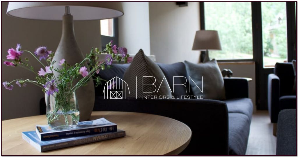 GLOSARIO Colección de glosas o explicaciones de términos y pasajes oscuros o difíciles de un autor o una obra  A  B  C  D  E  F  G  H  I  J  K  L  M  N  O  P  Q  R  S  T  V  W  ACRISTALAMIENTO Hojas de vidrio u otro material transparente y terminadas con marcos como puertas, ventanas, espejos, etc. Su elección puede deberse a motivos funcionales o estéticos. ACUARIO Recipiente capaz de contener agua y albergar la vida de peces y plantas. Su uso en interiorismo es escaso y necesita de un esfuerzo de mantenimiento por parte de los usuarios. ACÚSTICO Condiciones o características sonoras de un local. El interiorista estudia la elección de materiales y el volumen de los espacios para atender a las necesidades acústicas del espacio a proyectar. ADAPTACIÓN Transformación o desubicación de un objeto o de un mecanismo para que desempeñe funciones distintas de aquellas para las que fue construido. La adaptación en mobiliario está siendo ampliamente utilizada por los diseñadores Eco, quienes reciclan elementos de distintos ámbitos para darles uso en otro contexto. AGUA El agua puede utilizarse en interiorismo de formas muy diversas. Desde la antigüedad se ha utilizado en estanques, piscinas y fuentes. Sólo el sonido del agua en movimiento ya es capaz de sugerirnos ambientes muy sugerentes. Como intervenciones menos complicadas pueden proyectarse cascadas interiores o acuarios. Consultar ALBAÑIL Persona que realiza indistintamente trabajos básicos de construcción, como alzado de muros, paredes y tapias, colocación de cubiertas y canalizaciones de fluidos sin presión, llenado y nivelado de encofrados con hormigón y otras tareas de obra. Un buen albañil es un artesano de la construcción. El arquitecto, el interiorista y el albañil deben tener una buena comunicación o los acabados no tendrán la calidad esperada y será difícil respetar el presupuesto asignado. ALESSI La empresa Alessi fue fundada por Giovanni Alessi en 1921 en Omegna, pequeña ciudad sobre el lago de Orta, en los pre-alpes novareses. Giovanni era un hábil tornero de metales, último de una larga generación de artesanos del vecino Valle Strona. A partir de 2006 Alessi realiza un cambio importante: toda la producción se recalifica en tres marcas: Officina Alessi, Alessi y A di Alessi. Tres marcas para orientarse a tres segmentos distintos: diseño exclusivo, hogar y el gran público amante del diseño. ALFOMBRAS Término con que se designa a cualquier tejido confeccionado en un telar en lana, hilo o fibra. El suelo es una de las superficies a resolver en cualquier proyecto de decoración. Cuando el espacio lo permite y lo usuarios desean tener o una sensación de confort o disfrutarlo sensualmente, la alfombra puede resultar una solución interesante. Los tipos, espesores, formas, dibujos y materiales usados para su confección son hoy realmente diversos. ¡Hay dónde elegir! AMARILLO Longitud de onda entre 565 nm y 580 nm. Color primario. Atrevido, rabioso, canario, oro… amarillo. ANDORRA El petit país dels Pirineus. Pequeño país del sur de Europa situado en los Pirineos entre Francia y España. Pep Campeny tiene oficina en Andorra y vive gran parte del año en el Principado. APARTAMENTOS Unidad de vivienda que comprende una o más habitaciones concebida para proporcionar servicios completos para un individuo o una familia reducida. ARNE JACOBSEN Arquitecto y diseñador industrial danés. Nació en Copenhague y, tras estudiar 4 años en una escuela de construcción, entró en la Facultad de Arquitectura de la Real Academia de Bellas Artes. ARQUITECTO / ARQUITECTOS Profesional encargado de proyectar edificaciones o espacios urbanos. ARQUITECTURA Arte y técnica de proyectar y construir edificios y otras estructuras y espacios que forman el entorno humano. ARQUITECTURA FERIAL Especialidad de la arquitectura o interiorismo dedicada a proyectar y construir los espacios y estructuras necesarios en el entorno ferial. ARTEMIDE Una de las firmas líderes en el sector de la iluminación de alta gama. Innovación en la concepción y desarrollo de los sistemas de iluminación. ARTESANÍA La artesanía como actividad o su resultado se suele diferenciar del trabajo en serie o industrial. ASESORAMIENTO Consejo o información que se otorga sobre una materia de la que se tienen especiales conocimientos. ATMÓSFERA Ambiente, espacio o ánimo que rodea a una persona. Conseguir una atmósfera adecuada a un usuario es parte del trabajo del arquitecto e interiorista. AZUL Una de las seis sensaciones cromáticas básicas de la visión humana normal. BAÑO / BAÑOS En una vivienda, pieza con lavabo, retrete, bañera y otros sanitarios. En los últimos años, el baño junto con la cocina se ha convertido en unas de las piezas más importantes para los usuarios, quienes en algunos casos han invertido más en estas piezas que en el interiorismo del resto de la vivienda. BARCELONA Capital de Catalunya, a orillas del Mediterráneo y al sur de Francia y de los Pirineos. Cuna de innumerables creadores y artistas, donde el diseño y la arquitectura han tenido siempre un especial protagonismo. Gaudí, Muntane, Miró, Sert, Tusquets... En Barcelona tiene su sede el FAD, asociación privada, independiente y sin ánimo de lucro, que tiene el objetivo de promover el diseño y la arquitectura en la vida cultural y económica. Pep Campeny ofrece también servicios de interiorismo desde Barcelona. BERLÍN Capital de la República Federal de Alemania y uno de los dieciséis Estados Federales Alemanes. Centro artístico y cultural de refrencia para todos. Sede de la feria de moda urbana Bread & Butter, una ciudad para vivir y visitar al menos una vez cada 20 años. BETTY Elisabet y nombre que Arne Jacobsen en 1958 dio a su famosa silla (Egg Chair, el huevo) para el Radisson SAS Hotel en Copenhague. Fue fabricada por Republic of Fritz Hansen. BREAD & BUTTER Una de las principales ferias de moda urbana del mundo, de origen berlinés. BRILLANTE Que brilla. Admirable o sobresaliente en su línea. BTICINO Marca francesa del grupo Legrand que fabrica y comercializa mecanismos eléctricos, domótica y sistemas de comunicación. BULO Firma holandesa de mobiliario de hogar y oficina. Diseñadores: Ann Demeulemeester, Bram Boo, Jules Wabbes, Alain Berteau, Claire Bataille y Paul ibens, Evelyne Merkx, Jean Nouvel, Vincent Van Duysen, Danny Venlet, Maarten Van Severen, Stefan Schöning, Luc Vincent. BULTHAUP Reconocida marca alemana de mobiliario de cocinas. CÁLIDO / CÁLIDA Que da calor, o porque está caliente, o porque excita ardor en el organismo animal. Caluroso (que siente calor o lo causa). Dicho del colorido: En que predominan los matices dorados o rojizos. CAMPENY Pep Campeny, interiorista y diseñador. Muestra proyectos de interiorismo CARACOL Nombre común de los moluscos gasterópodos, terrestres, marinos, etc. Concha de este molusco y también por su forma helicoidal el nombre de ciertos tipos de escaleras ideales para espacios imposibles y piernas ligeras. CARPINTERO Persona que por oficio trabaja y labra la madera. Colaborador imprescindible en la mayoría de los proyectos. CASA DECOR Muestra anual de las nuevas tendencias decorativas y los movimientos artísticos de vanguardia en arquitectura de interiores. Su fórmula habitualmente consiste en realizar el interiorismo de una vivienda entre distintos interioristas de prestigio para mostrar al gran público las soluciones actuales mediante un caso real. CASAS Una casa, del latín casa (cabaña), es una edificación construida para ser habitada por una persona o un grupo de personas. Puede organizarse en una o varias plantas, normalmente no superando las tres alturas. Puede también disponer de un sótano o un semisótano, y de una cubierta superior transitable, denominada azotea. Si dispone de terreno suficiente, puede contar también con patio y jardín. Es el lugar en el que históricamente se desarrollaron las actividades y relaciones específicas de la vida familiar, desde el nacimiento a la muerte de muchos de sus componentes. Sirve de refugio contra la lluvia, el viento y demás agentes meteorológicos, y protege de posibles intrusos, humanos o animales. Además, es el lugar donde almacenar los enseres y propiedades de sus habitantes. También se denomina casa a algunos edificios destinados a servicios comunitarios, como la Casa consistorial, la casa de beneficencia, la casa de empeños, la casa de maternidad, la casa de socorro; a sedes institucionales principales, como la Casa Blanca o la Casa Rosada, o incluso a las de mala reputación, como las casas de camas, casas de citas, etc. En contraposición a la casa, se suele denominar piso a la vivienda unifamiliar que forma parte de una edificación mayor, normalmente de varias alturas. CATA Porción de algo que se prueba. Cosa oculta o encerrada. Y en arquitectura e interiorismo, un procedimiento habitual para inspeccionar partes ocultas de la estructura de un edificio mediante pequeñas oberturas que luego habrá que reparar. Más vale prevenir que curar... CATALANO Eduardo Catalano, arquitecto Argentino. CELOSÍA Para ver sin ser visto… Enrejado de pequeños listones, generalmente de madera o hierro que se coloca en las ventanas y otros huecos para poder ver a través de ella sin ser visto. CEPILLADO Acción de alisar la madera o los metales con cepillo. CERRAMIENTO Cada una de las superficies de un edificio que disponen de dos caras, una cara al interior y de otra al exterior del edificio. CHAPA Hoja o lámina de metal, madera u otra materia. CHIC Ir elegante o a la moda. CHOCOLATE Alimento que se obtiene mezclando azúcar con los productos derivados de la manipulación de las semillas del cacao. En algunos casos crea adicción, en otros, también. CLIENTE Comercialmente, persona que utiliza con asiduidad los servicios de un profesional o empresa. CLIMALIT Marca que comercializa hojas de vidrio con sistema de doble cámara, ideal para el aislamiento acústico y de la temperatura exterior. COCINA / COCINAS Espacio o lugar especialmente equipado para la preparación de alimentos. Una cocina moderna incluye como mínimo una cocina (con quemadores), un fregadero, muebles para almacén y una superficie de trabajo. Además, es frecuente que exista un refrigerador, un horno microondas y otros aparatos electrodomésticos, como licuadora y batidora. En casas pequeñas se suele encontrar la cocina-comedor para ahorrar espacio. COLECCIÓN Conjunto de cosas, generalmente de una misma clase y dispuestas de forma ordenada. COLOR Fenómeno físico-químico asociado a las innumerables combinaciones de la luz. COMERCIAL Del comercio, de los comerciantes o relativo a ellos y hoy de los retailers, minoristas, especialistas en punto de venta, grandes superficies y franquicias, tiendas… y toda una maquinaria muy bien concebida para conciliar las demandas de los consumidores y el proyecto empresarial. Actualmente, el interiorismo de las franquicias supone uno de los mayores capitales de identidad para las marcas. COMUNICACIÓN Proceso mediante el cual se puede transmitir información de una entidad a otra. En interiorismo el emisor sería el propio proyecto una vez terminado, y sus elementos construirán probablemente el canal y el código… el mensaje algunas veces es evidente y otras, más sutil. Como siempre, hay que tener en cuenta al receptor o usuario del espacio, que es quien encarga y debe disfrutar el mensaje. CONCEPCIÓN Formación de una cosa o una idea en la imaginación o el pensamiento. CONCEPTO Los conceptos son construcciones o imágenes mentales por medio de las cuales comprendemos las experiencias que emergen de la interacción con nuestro entorno. Estas construcciones surgen por medio de la integración en clases o categorías que agrupan nuestros conocimientos y experiencias nuevas con los conocimientos y experiencias almacenados en la memoria. CONSTRUCCIÓN Arte o técnica de fabricar edificios e infraestructuras. CONSTRUMAT Salón internacional de la construcción en Barcelona. CONTEMPORÁNEO Aquello que existe al mismo tiempo, lo que comparte época con relación a algo tomado como referencia. CORIAN Corian es una avanzada mezcla de minerales naturales y de polímero acrílico de DuPont. La paleta de colores cuenta actualmente con más de 100 soluciones. Corian® se fabrica en forma de planchas y formas (fregaderos y lavamanos). Las planchas son pre cortadas en fábrica, según medidas establecidas y después son enviadas a la red mundial de distribuidores. CORTINAS Las cortinas son unas piezas móviles, normalmente de tela, que cubren las ventanas por el interior de los edificios. Su función es la de impedir total o parcialmente el paso de la luz y la visibilidad desde el exterior. También se pueden utilizar detrás de una puerta de acceso. Las cortinas se colocan en cualquier habitación que disponga de ventanas, pero especialmente en los dormitorios para quitar la luz en el momento del sueño. Si son muy finas y dejan pasar la luz se denominan visillos. También, un importante detalle es que sirven para no permitir el acceso del frío, porque al momento de frías corrientes o lluvias, el vidrio (conductor) permite el enfriamiento y este pasa al ambiente bajando las temperaturas. COSMIC Firma española de accesorios y mobiliario de calidad para el baño. COSTE Gasto que se hace para la obtención de una cosa o servicio. Conjunto de gastos para la producción de bienes y servicios. En interiorismo hay que hablar de ambos costes: servicio para generar el proyecto y producción para construirlo y dotarlo de contenido. CRISTAL Sólido homogéneo que presenta una estructura interna ordenada de sus partículas reticulares. CROMADO Aspecto brillante y regular que adquieren los metales tras un baño de cromo. CRONEK Firma de sistemas de iluminación. Empotradas, apliques, suspensión y cajas de superficie. DAB Empresa dedicada especialmente al diseño, fabricación y comercialización de luminarias para el ámbito doméstico. DECAPADO Tratamiento superficial de metales que se utiliza para eliminar impurezas, tales como manchas, contaminantes inorgánicos, restos de otros acabados… DECO Tendencia de los años 20 derivada del modernismo, caracterizada por orientar las artes decorativas hacia la abstracción geométrica. DECOLORAR Quitar, perder o disminuir el color. Técnica utilizada algunas veces para conferir un aspecto viejo o usado a una superficie u objeto. DECONSTRUCCIÓN Deshacer analíticamente los elementos que constituyen una estructura conceptual. DECORACIÓN No hay una definición precisa para el concepto de estilo en decoración. Para aproximarnos habrá que buscar pistas en la definición propia de estilo. La palabra estilo se define como una manera particular de hacer algo; una expresión distintiva... En decoración decimos que un estilo es una forma particular de decorar o ambientar un espacio, a través de ciertas pautas, cierta composición, formas, colores, muebles e incluso cierta arquitectura, que están vinculadas generalmente a un contexto socio-cultural determinado que le da características propias. Es importante consultar y dejarse asesorar por expertos en interiorismo cuando hay dudas o discrepancias entre distintos usuarios de un mismo proyecto. La visión externa de un profesional puede ayudar a clarificar el enfoque y hacer posible el mejor de los proyectos. Consultar DECORADORES Personas que se dedican profesionalmente a la decoración. DESARROLLO Realización de una idea, proyecto, etc. DIMENSIÓN 1. Aspecto o faceta de alguna cosa. 2. Longitud, área o volumen de una línea, una superficie o un cuerpo, respectivamente. 3. Cada una de las magnitudes de un conjunto que sirven para definir un fenómeno. DISEÑO Proceso previo de configuración mental, “prefiguración”, en la búsqueda de una solución en cualquier campo. DISEÑO GRÁFICO Profesión que concibe, programa, proyecta y realiza comunicaciones visuales, producidas en general por medios industriales y destinados a transmitir mensajes específicos. DISEÑO WEB Actividad que consiste en la planificación, diseño e implementación de sitios y páginas web. No es simplemente una aplicación del diseño convencional, ya que requiere tener en cuenta cuestiones tales como navegabilidad, interactividad, usabilidad, arquitectura de la información y la interacción de medios como el audio, texto, imagen y vídeo. DISEÑO INDUSTRIAL Tema del diseño que busca crear o modificar objetos o ideas para hacerla útiles, prácticas o atractivas visualmente, con la intención de satisfacer las necesidades del ser humano, adaptando los objetos y las ideas, no solamente en su forma, sino también en las funciones de esta, su concepto, su contexto y su escala; busca conseguir un producto final innovador. DISTRIBUCIÓN Dar a algo su oportuna colocación o el destino conveniente… qué difícil o qué fácil. Según los casos, lo mejor es consultar a un interiorista. DM Acrónimo que, entre otros, quiere decir DENSIDAD MEDIA que se utiliza frecuentemente para denominar un tipo de aglomerado. DOCA Marca de mobiliario de cocina. DORMITORIO Habitación que se utiliza, sobre todo, para dormir y descansar. DRUSTONE Marca de baldosas porcelánicas con una amplia gama de colecciones. DÚPLEX Vivienda de dos plantas. DURAVIT Empresa distribuidora de lavabos, inodoros, muebles de baño, bañeras, platos de ducha, productos de Wellness y accesorios, diseñados por autores de renombre como Philippe Starck o Norman Foster, entre otros. EBANISTA Persona que hace muebles o que trabaja con ébano y otras maderas finas. EDRA Firma de mobiliario para el hogar que ha generado una colección importante de objetos de diseño contemporáneo. EFÍMERO Arquitectura de construcción pasajera o puntual. Habitualmente destinada a exposiciones y celebraciones, como escenografía o decorado para un acto concreto, y que se desmonta tras su clausura. ELECTRICISTAS Profesionales que se ocupan de hacer todos los trabajos relacionados con la electricidad. EQUIPO El nuestro está formado por: Pep Campeny (Interiorista), Joan Campeny (Diseño Industrial), Pere Espuga (Arquitectura), Josep Lluis Fernández (Comunicación Gráfica) e Isabel Rodrigo (Eventos) ESCALERAS Una escalera es una construcción diseñada para comunicar varios espacios situados a diferentes alturas. Está conformada por escalones (peldaños) y puede disponer de varios tramos entre los descansillos (mesetas o rellanos). Pueden ser fijas, transportables o móviles. A la escalera amplia, generalmente artística o monumental se la llama escalinata. La transportable o «de mano», elaborada con madera, cuerda o ambos materiales, se la denomina escala. Aquella cuyos peldaños se desplazan mecánicamente se llama escalera mecánica. Dentro de cada peldaño hay que distinguir: la huella o pisa es la zona horizontal del escalón o peldaño en donde se asienta el pie; la tabica o contrahuella es la parte vertical del escalón. ¿Más? Mamperlán: listón de madera con que se guarnece opcionalmente el borde de los peldaños en las escaleras de fábrica. Suele ser de forma redondeada, y sobresalir ligeramente de la tabica. Zanquín: pieza que recubre la parte inferior de la pared, a modo de pequeño zócalo o rodapié. ESMALTE Resultado de la fusión de cristal en polvo con un sustrato a través de un proceso de calentamiento, normalmente entre 750 y 850 °C. El polvo se funde y crece endureciéndose y formando una cobertura suave y vidriada muy duradera en el metal, el vidrio o la cerámica. ESPACIO Extensión indefinida, medio sin límites que contienen todas las extensiones finitas donde se mueven arquitectos e interioristas y donde finalmente habitan o rehabilitan nuestros clientes. ESPECIALISTA Persona que cultiva o practica una rama determinada de un arte o una ciencia. ESPUGA Pere Espuga. Arquitecto y cofundador de ENGITEC, una de las empresas de arquitectura e ingeniería más prestigiosas de Andorra. ESTAMPADOS Tejido en los que se estampan o graban diferentes labores o dibujos. ESTUCO Pasta de grano fino compuesto de cal apagada, mármol pulverizado y pigmentos naturales, que se endurece por reacción química al entrar en contacto el carbonato cálcico de la cal con el dióxido de carbono; y se utiliza, sobre todo, para enlucir paredes y techos. Amplia y tradicionalmente usado en acabados de interiorismo. ESTUDIO 1. Esfuerzo mental que se aplica a conocer, aprender o memorizar alguna cosa. 2. Obra en que un autor estudia y dilucida una cuestión. 3. Habitación o lugar donde trabaja un profesional liberal. 4. Apartamento pequeño en el cual la cocina no está en distinta habitación que el salón. 5. Pieza musical didáctica. 6. Boceto preparatorio para una obra pictórica o escultórica. 7. Conjunto de edificios o dependencias destinado al rodaje de películas cinematográficas o a emisiones de radio y televisión. 8. Conjunto de temas o materias que se estudian para obtener cierta titulación. EVENTO ¿Cualquier acontecimiento, circunstancia, suceso o caso posible? No. Vivimos en sociedad y tenemos ciertas necesidades que como mejor las satisfacemos es relacionándonos con los demás. ¿Necesidad de exponer arte? Organizamos una exposición o festival. ¿Queremos compartir momentos relevantes con nuestros seres queridos? Organizamos una ceremonia; por ejemplo, una boda. ¿Queremos demostrar los valores personales que se han trabajado durante tiempo? Organizamos una competición; por ejemplo, un torneo deportivo. ¿Aspiramos a un reconocimiento personal por el entorno social que apreciamos? Una fiesta nos servirá; por ejemplo, una fiesta de cumpleaños. ¿Queremos potenciar la empatía de colectivos habitualmente alejados? Organizamos una convención, que emerge de las necesidades comerciales de las corporaciones o de los países… EXCÉNTRICO 1. Raro, extravagante, fuera de lo normal. 2. Que está fuera del centro o que tiene un centro diferente. Que gira con un centro distinto al habitual… EXPERIENCIA Conocimientos que se adquieren exclusivamente con el paso del tiempo. Cabría distinguir entre experiencia y experiencias útiles. EXPOSICIÓN Acto o evento en el que se exhiben colecciones de objetos de diversa temática. EXTERIOR Exterior o outdoor. 1. Que está fuera de la vivienda o del interior de un espacio cerrado. 2. Habitación de una casa que da a la calle. 3. Parte del interiorismo que se ocupa de la resolución del entorno exterior. FAD Asociación privada, independiente y sin ánimo de lucro, que tiene el objetivo de promover el diseño y la arquitectura en la vida cultural y económica. Premios de arquitectura, interiorismo, ciudad y paisaje, intervenciones efímeras y pensamiento y crítica, que los concede FOMENT DE LES ARTS DECORATIVES en el mes de junio y se dirigen a personas, entidades o instituciones que hayan presentado, antes del 1 de febrero, obras terminadas durante el año anterior en el territorio de España y Portugal. Fueron fundados en el año 1958 por el arquitecto Oriol Bohigas. FASES Cada uno de los estados sucesivos de un proceso de transformación. FLEXIBILIDAD Que no se sujeta a normas estrictas, a dogmas o a trabas. Muy distinto y que no debe confundirse con blando o flojo, que no tiene convicciones firmes. FLEXIFORM Mobiliario italiano de diseño contemporáneo creativo y en armonía a través de sus muebles. FLORAL Diseño arte floral, de la flor. FLOS Empresa italiana de iluminación. Gran variedad de formas, en todas sus posibles declinaciones, desde las más simples a las más lujosas, pero siempre asociadas a la innovación y a la calidad de las prestaciones. FORJADO En construcción, elemento estructural externo, generalmente horizontal, capaz de transmitir las cargas que soporta así como su peso propio a los demás elementos de la estructura (vigas, pilares, muros). En artesanía, material de hierro que posee la propiedad de poder ser forjado y martillado cuando está muy caliente (al rojo) y que se endurece enfriándose rápidamente. Funde a temperatura mayor de 1500 °C, es poco tenaz y puede soldarse mediante forja. La dificultad de realizar uniones de elementos de hierro forjado mediante soldadura ha relegado el empleo de este material a usos decorativos o secundarios en la construcción, tales como enrejados y otras piezas de artesanía. FORMA Configuración externa de algo. De la forma se puede hablar mucho. Para discutir y avanzar sobre ella es preciso hacerlo sobre el proyecto. FORMAL Se aplica a la persona que cumple con sus obligaciones y compromisos. Que cumple con las condiciones necesarias o con los requisitos para llevar algo a cabo. FORMICA Marca de un tipo de laminado plástico con el que se forran o protegen algunas maderas. Actualmente hay muchas marcas y calidades y las maderas pueden adquirir acabados en todos los colores y texturas. FOTÓGRAFO Aquel que sabe hacer fotografías. FOTOS Cualquier imagen que sale de una máquina fotográfica. Fotografía: retrato de interés humano. FRANQUICIAS ¿Qué es una franquicia? Concesión de derechos de explotación de un producto, actividad o nombre comercial, otorgado por una empresa a una o varias personas en una zona determinada. ¿Por qué una franquicia acude a un interiorista? El valor de la franquicia depende de sus productos y el entorno donde se comercializan. La franquicia cuida al máximo los dos aspectos para aportar el mayor valor posible. En este incremento de valor el interiorismo pesa más de un 50 % en la percepción final que los consumidores tienen. De ahí la importancia creciente del interiorismo comercial en franquicias y tiendas. FRICKIE Friki o friqui (del inglés freak, extraño, extravagante, estrafalario, fanático, aberrante) es un término coloquial, no aceptado actualmente por la Real Academia Española, que se refiere a aquellas personas específicamente interesadas (en algunos casos de manera obsesiva) hacia los temas de la denominada “cultura friki”. ¿Te colgarías en casa una foto de la mujer barbuda? Un friki, sí. Ahora ya sabes lo que es una frikada. FREIXANET Firma española de equipos para wellness y Spa, Saunas, Baños de vapor, Hamams y caldarium, Cabinas de aromas, Mud baths, Cabinas de sal, Equipamiento de frío, Caminos de sensaciones, Zonas de relax, Duchas, Piscinas, Spas, Bañeras de hidroterapia, Camillas de tratamientos, Duchas de fusión, Taquillas y vestuarios. FUEGO Calor y luz producidas bajo la combustión. Incendio. Disparo de las armas de fuego. Fogón a punto donde se cocina. Hogar. Ardor, pasión. FUGAR Marca líder en chimeneas. Innovación estética y tecnológica. Entender la chimenea como una fuente de calor con todas las comodidades de un sistema de calefacción. FUSIÓN Mezcla de estilos, integrados y apreciados hoy de forma global. GAGGENAU Marca alemana de cocinas. Diseño industrial de referencia. 300 años de vocación no se improvisan. GANDIA BLASCO Firma española dedicada al diseño y a la producción de mobiliario de exterior y alfombras para todo tipo de ambientes. GARANTÍA ¿Qué garantías podemos establecer en un proyecto de interiorismo? Como en cualquier acuerdo comercial, habrá que establecer el documento jurídico mediante el cual el cliente y el proveedor de servicios se doten de la mayor seguridad en el cumplimiento de las obligaciones especificadas y para el pago de los servicios adeudados. GNOMO/S Según las antiguas mitologías de Europa del Norte, Patagonia y ciertas doctrinas cabalísticas, los gnomos son cada uno de los enanos fantásticos o genios elementales de la Tierra, en cuyas entrañas moran trabajando en las minas, custodiando los tesoros subterráneos y cuidando de los metales y piedras preciosas. Curiosamente, toda esta ambigüedad y fantasía que flota alrededor de los gnomos se pierde cuando alguien intenta darles una forma tangible y acaban como pequeñas estatuas en un jardín. GRANITO También conocido como piedra berroqueña, es una roca ígnea plutónica constituida esencialmente por cuarzo, feldespato y mica. GRES Pasta compuesta principalmente de minerales arcillosos, minerales fundentes y arenas silíceas que, cocida a elevadas temperaturas, permite fabricar objetos con alta compacidad, gran dureza y mejores propiedades mecánicas que otras pastas cerámicas más convencionales. GRIS Habitualmente pensamos en el gris como un color entre el blanco y el negro. Hay muchos grises y con muchas dominancias. Hay interioristas que pueden resolver todo un proyecto con apenas 3 colores, entre ellos 2 grises distintos. Aparentemente humilde, el gris permite a otros colores brillar con más fuerza a su lado. GUSTO Facultad y manera personal de apreciar lo bello o lo feo. Antes de elegir un interiorista es imprescindible conocer sus gustos y opiniones. Si no hay empatía desde el principio es preferible buscar un interiorista de nuestro gusto. GUZZINI Firma de iluminación, filial de iGuzzini illuminazione Italia. En la actualidad se sitúa como una de las firmas más importantes del mercado español en iluminación arquitectural. HANSGROHE Fundada en 1901 por Hans Grohe, la empresa ha estado presente en cada una de las fases de la evolución y diseño del cuarto de baño. Como una de las empresas internacionales líder en la fabricación de productos sanitarios, Hansgrohe es sinónimo de innovación, diseño y máximo placer de ducha. HERRERO Que fácil definir un herrero: el que tiene por oficio labrar el hierro. Actualmente, los herreros disponen de moderna maquinaria para cortar, manipular, soldar y acabar las superficies de hierro y aluminio. La figura artesanal del herrero ha ido desapareciendo, convirtiéndose en un oficio útil y exclusivo para el acabado de algunas piezas de decoración o realmente interesantes en algunos proyectos de interiorismo. HIERRO Ampliamente empleado junto al acero en la construcción de forjados, bigas, pilares, refuerzos y para el armado del hormigón. Fácil de trabajar permite construir casi cualquier estructura que se proyecte. HOFFMEISTER Firma alemana de iluminación profesional de diseño industrial impecable. Leds, focos, luminarias, etc. HOGAR Donde sentir seguridad y calma, lugar donde usar el fuego para calentarse y alimentarse. Hoy, nuestras viviendas, casas, estudios y apartamentos disponen ya de estos mínimos y en el interiorismo buscamos ayuda para obtener un proyecto singular que optimice nuestra residencia en los baños, la cocina, el salón y también el jardín. Pep Campeny tiene una dilatada experiencia y sabrá asesorarle en la elección del mejor proyecto para su residencia o vivienda. HOTEL Edificio planificado y acondicionado para otorgar servicio de alojamiento a las personas temporalmente y que permite a los visitantes sus desplazamientos. Los hoteles proveen a los huéspedes de servicios adicionales como restaurantes, piscinas, wellness, spa y guarderías. Algunos hoteles tienen servicios de conferencias y animan a grupos a organizar convenciones y reuniones en su establecimiento. ILUMINACIÓN La luz es un elemento fundamental para la arquitectura. Una buena iluminación, que permita disfrutar del espacio que nos rodea, es un aspecto clave de cualquier proyecto arquitectónico. La arquitectura moderna, en constante evolución, no ha sido ajena a este proceso de exaltación de la luz y otorga especial atención a la iluminación artificial como valor añadido de cualquier construcción. El objetivo es facilitar las tareas visuales mediante soluciones estéticas, eficientes energéticamente, rentables en su instalación y sensibles con el medioambiente. Cuando la luz natural es insuficiente, estancias interiores o en horarios nocturnos, la luz artificial toma todo el protagonismo. Dado el elevado coste de una buena iluminación, es importante contar con el consejo y asesoramiento de un profesional con experiencia. De nada habrá servido crear un ambiente si no se sabe iluminar. El tipo de luz, el tiempo que va a necesitar estar encendida, dónde ubicar los mecanismos de control, cómo evitar solapamiento, cómo elegir el par correspondiente, decidir si las luces deben ser cenitales, murales de pie o de sobremesa, pensar en una lámpara como elemento de decoración singular, conocer todos los catálogos de iluminación… todo ello vuelven a ser aspectos específicos de un buen interiorista. ILUSTRACIÓN Decoración de un libro o texto con láminas o grabados. IMAGEN Representación visual que manifiesta la apariencia de un objeto real. IMAGEN CORPORATIVA Imagen de marca de una organización. Compuesta por su imagen corporativa (logo o imago tipo), la imagen de sus productos y la imagen de su comunicación. Todas estas imágenes construyen una imagen única percibida por el consumidor que al final madura la imagen de marca. A esta se le pide que sugiera al máximo el concepto de identidad elegido por la compañía. INBANI Empresa joven en el sector del baño y la decoración que distribuye productos de diseñadores industriales como Arik Levy, Francesc Rife y Sergio Rochas. INBECA Fabricante de saunas, hidromasaje y baños de vapor. INDUSTRIAL De la industria o relativo a ella. En interiorismo, el estilo que busca incorporar los ambientes propios de la industria: paredes desnudas, decapados, óxidos, estructuras de gran dimensión y solidez, cemento, luminarias industriales, grandes espacios, etc. INDUSTRIALES El equipo de proveedores que año a año colaboran para coronar cada proyecto aportando fabricados en hierro, aluminio, acristalamiento, tejados, carpintería, pintura, cerámica, instalaciones eléctricas, calefacción, renovables, etc, etc. Un pequeño ejército de artesanos al servicio del interiorista. INICIATIVA EXTERIOR Empresa dedicada a la importación, diseño y distribución de mobiliario y decoración para el hábitat exterior. INSTALACIONES Las instalaciones son el conjunto de redes y equipos fijos que permiten el suministro y operación de los servicios que ayudan a los edificios a cumplir las funciones para las que han sido diseñados. Todos los edificios tienen instalaciones, ya sean viviendas, fábricas, hospitales, etc., que en algunos casos son específicas del edificio al que sirven. Las instalaciones llevan a, distribuyen y/o evacúan del edificio materia, energía o información, por lo que pueden servir tanto para el suministro y distribución de agua o electricidad como para la distribución de aire comprimido, oxígeno o formar una red telefónica o informática. Tipos: instalación hidráulica (agua fría y agua caliente), evacuación de aguas usadas (saneamiento o drenaje sanitario), evacuación de aguas pluviales, climatización (calefacción, ventilación y aire acondicionado), instalación eléctrica (alumbrado y fuerza), telecomunicaciones (redes informáticas, telefonía, TV, sonido, videovigilancia, correo neumático…), instalaciones de gas (gas LP o natural), instalaciones hospitalarias (oxígeno, aire comprimido, óxido nitroso, vacío, vapor…), sistema contra incendios. INSTALACIONES EFÍMERAS Arquitectura de construcción pasajera o puntual. Habitualmente destinada a exposiciones y celebraciones, como escenografía o decorado para un acto concreto, y que se desmonta tras su clausura. INTERIOR Parte interior de una construcción o edificio. Arquitectura interior del contenido final que ya no afecta a la estructura del edificio y todavía es susceptible de ser adaptada a cada usuario en cada proyecto de interiorismo. INTERIORISMO Actividad profesional de diseño orientada a procurar la más idónea resolución del entorno habitable del hombre, mediante la aplicación de determinados elementos y normas básicas de diseño, técnicas funcionales, estéticas, ambientales, psico-sociales, sensoriales, económicas y legales, con objeto de mejorar la calidad de vida de los usuarios. INTERIORISTAS Profesionales del interiorismo. INVERNADERO Construcción de vidrio, celosías de madera y plástico en la que se cultivan plantas que precisan estar protegidas de la temperatura o de la radiación exterior. El diseño de invernaderos como solución para estancias exteriores puede resultar igualmente confortable en climas cálidos o fríos, según la época del año. JACUZZI Bañera con una instalación que emite chorros de agua a presión para hidromasaje. JARDÍN Terreno donde se cultivan plantas, predominantemente ornamentales. KREON Firma belga de sistemas de iluminación profesional. KRIKADECOR Firma española de originales cortinas metálicas fabricadas en aluminio. KRISTALIA Firma italiana de mobiliario y decoración. LACA Barnices al alcohol. Se trata de resinas sintéticas o naturales que se disuelven en alcohol y que se secan por evaporación rápida del disolvente y a menudo cuentan con un proceso de curado que produce un acabado de dureza, con un aspecto que va desde el brillo al mate. En ocasiones, puede requerir un pulido. Las resinas usadas comúnmente son: gomas lacas, dammar y sandáraca (resinas blandas), colofonia y resinas formo fenólicas. Como solventes se utilizan el alcohol etílico y el metílico. Son de secado rápido, empleándose para proteger maderas, paneles, etc. aplicando una película incolora y brillante. LACADO Cubierto o barnizado con laca. LAMP Fabricante de iluminación. Diseño y proyectos. LE CORBUSIER Charles Édouard Jeanneret-Gris 1887-1965, conocido como Le Corbusier (“El Cuervo”), fue un teórico de la arquitectura, arquitecto, diseñador y pintor suizo nacionalizado francés. Es considerado uno de los más claros exponentes del Movimiento Moderno en la arquitectura (junto con Frank Lloyd Wright, Walter Gropius, Alvar Aalto y Ludwig Mies van der Rohe). LEDS Diodo semiconductor que emite luz y que permite variar el color de la luz mediante control electrónico sin cambiar de lámpara. LLAVES Instrumento que se usa para abrir y cerrar las cerraduras incorporadas a objetos que se pretenden proteger de accesos no deseados. LLAVES EN MANO Proyectos de interiorismo donde interiorista, arquitecto e industriales son la misma entidad, dejando, pues en solo dos el número de agentes: cliente e interiorista. LOFT Gran espacio con pocas divisiones, grandes ventanas y muy luminoso. Habitualmente se trata de antiguos locales comerciales o industriales rehabilitados como viviendas. En España se ha venido a llamar Loft a cualquier vivienda con espacios diáfanos sin divisiones por motivos comerciales. LUZ Energía que hace visible todo lo que nos rodea. MADERA La madera es un material orto trópico encontrado como principal contenido del tronco de un árbol. Los árboles se caracterizan por tener troncos que crecen cada año y que están compuestos por fibras de celulosa unidas con lignina. En la actualidad y desde principios de la revolución industrial, muchos de los usos de la madera han sido cubiertos por metales o plásticos. Sin embargo, es un material apreciado por su belleza y porque puede reunir características que difícilmente se conjuntan en materiales artificiales. La madera tiene características muy convenientes para su uso como material de decoración y estructural y como tal se ha empleado desde los inicios de la civilización. Su buena resistencia, su ligereza y su carácter de material natural renovable constituyen las principales cualidades de la madera para su empleo estructural. Formas comerciales: Tableros macizos: Pueden estar formados por una o varias piezas rectangulares encoladas por sus cantos. Chapas y láminas: Formadas por planchas rectangulares de poco espesor. Listones y tableros: Que son prismas rectos, de sección cuadrado o rectangular, y gran longitud. Molduras o perfiles: Obtenidos a partir de listones a los que se les da una determinada sección. Redondos: Que son cilindros de maderas generalmente muy largos. Tableros contrachapados: Son piezas planas y finas que pueden trabajarse bien con herramientas manuales, como la segueta. Están formados por láminas superpuestas perpendiculares entre sí. Tablero de fibras: Está formado por partículas o fibras de maderas que se prensan. Los hay de densidad baja (DB) y de densidad media (DM). Estos tableros pueden usarse en el taller de tecnología en los proyectos en los que intervienen piezas de madera. Tableros aglomerados: Se forman a partir de residuos de madera que se prensan y encolan. En algunos casos estos tableros se cubren con una lámina muy fina (de 2 o 3 mm de espesor) de una madera más vistosa (cerezo, roble…) o de plástico. Maderas Duras: se obtienen de los árboles que pierden las hojas en otoño (caducifolios). De toda esta gran variedad de árboles, solo 200 existen en cantidad suficiente y son lo bastante flexibles para la carpintería. Maderas Blandas: se obtienen de los árboles de hoja perenne (coníferas). En carpintería, solo se usa el 25 % de todas las maderas blandas. Maderas: caoba, teca, castaño, cerezo, fresno, haya, nogal, roble, cedro, ébano, olivo, olmo, pino, abeto, tilo, abedul. Pisos: Las maderas empleadas para pisos son las maderas muy duras como el araguaney, bálsamo, canalete, curari, granadillo (ébano), mora, roble, clavellina, verá, etc. También se emplean el angelino, carreto o paraguatán, cartan, gateado, melero, oro azul, etc. Y entre las semiduras tenemos el apamate, la caoba, hueso de pescado, laurel, majomo, melero, pino rojo, etc. MARATÓN Prueba atlética de resistencia con categoría olímpica que consiste en correr una distancia de 42.195 metros. Forma parte del programa olímpico en la categoría masculina desde 1896, y en 1984 se incorporó la categoría femenina. MARCA Título que concede el derecho exclusivo a la utilización de un signo para la identificación de un producto o un servicio en el mercado. MARCEL BREUER Marcel Breuer (1902-1981). Uno de los principales maestros del movimiento moderno que mostró un gran interés por la construcción modular y las formas simples. La silla B3, más conocida como Silla Wassily, fue diseñada por él en 1925. MARKETING Conjunto de técnicas para mejorar la satisfacción del cliente en su relación con el producto y generando beneficios para la empresa. En el marketing de franquicias la presentación de producto incluye en primer término estudiar un interiorismo comercial eficaz para conseguir estos objetivos. MATE Exento de brillo. A menudo los usuarios se interesan por los acabados satinados y menos brillantes o mates porque favorecen una atmósfera más serena y fácil de iluminar sin estridencias. MDF ITALIA Firma italiana dedicada al diseño y fabricación de muebles y complementos de interiorismo. Presente en 40 países. MEDIR Medir es imprescindible para poder proyectar con realismo. Luego todo debe encajar. Medir bien quizá sea el primer paso y un profesional de la arquitectura o de interiorismo miden bien. Algunas pautas para saber cómo medir: 1. Esquema En un papel haz un esquema del espacio a estudiar (casa, piso, oficina…) o de la zona que quieras reformar, sin preocuparte por las medidas. Puedes hacerlo a mano alzada o ayudándote de una regla, es solo un soporte donde posteriormente apuntar las medidas. 2. Medidas Indica en tu plano el nombre de cada estancia: — Puertas: deberás indicar el número de hojas, cómo abren y qué medida tienen. — Ventanas: indica el número de hojas, cómo abren y qué medida tiene dicha ventana. Mide también el antepecho, la ventana y el dintel, indicando si hay tambor y sus dimensiones. — Irregularidades: cuando dos paredes no formen entre sí 90.º habrá que medir las 2 diagonales e indicar en el plano dicha esquina con un asterisco. — Techos: señala la altura de cada habitación usando la letra h. Si hubiera algún elemento irregular marca la altura del suelo hasta la irregularidad. — Escaleras: debes dibujar un círculo donde empiece a subir y una flecha donde termina. Dibuja el número de escalones. Y por último mide el ancho de la escalera y la profundidad de un peldaño (huella) y la altura (contrahuella). — Otros: Pilares, grosor aproximado de tabiques. Bajantes, si sabes dónde están, inodoros, bidé, lavabos, bañeras o duchas, fregadero, lavadora, lavavajillas, frigorífico, fuego, horno y caldera. Patios, balcones y terrazas. Orientación: Puntos cardinales o por dónde sale y se pone el sol METALARTE Empresa española fabricante de lámparas de pie, plafones, apliques y colgantes, entre otras. MICROCEMENTO Mezcla de derivados del cemento con resinas y polímeros que supone un vuelco en el tratamiento de revestimientos, especialmente revestimientos murales y de pavimentos. Una de las mejores soluciones para instalar como pavimentos continuos, ya que no precisa de juntas. Indicados en paredes y suelos de baños. Indudables virtudes estéticas apreciadas por decoradores en ámbitos residenciales, hoteles, superficies comerciales o centro de negocios, dentro de la vanguardia estética debido a su versatilidad, homogeneidad y gama cromática. MIELE Electrodomésticos. Carl Miele y Reinhard Zinkann, fundadores de Miele, establecieron en 1901 el concepto empresarial que ha acompañado a la empresa durante más de 100 años de historia: “Siempre mejor”. Una filosofía que se centra en la máxima calidad de producto. MOBILIARIO Conjunto de muebles que, elegidos con acierto, completan el proyecto de interiorismo. MODERNO Acorde con el tiempo actual, avanzado en sus características, ideas, usos o costumbres. MOLDURA Parte saliente de perfil uniforme, que sirve para adornar o reforzar obras de arquitectura, carpintería y otras artes. NEXIA Fabricantes de iluminación profesional: Downlights para lámparas halógenas, Downlights de aluminio con LED de alto rendimiento de 1 W x 3 (350 mA, Downlights para lámparas de fluorescencia compacta, Multisistema de Downlights de 1 a 4 elementos, Multisistema acero estampado LED 15 W, Downlights para lámparas de halogenaros metálicos, Downlights para lámparas incandescentes, Luminarias de exterior, Proyectores de superficie, Sistema de carril trifásico 16A, Luminarias de superficie para suspender y para techo, Luminaria decorativa en aluminio para lámpara QR1111, Luminaria decorativa en aluminio para lámpara fluorescente T5, Nuevo sistema de luminarias sin marco de empotramiento, Luminarias LED para interior de superficie decorativas, Luminarias de exterior… ¿Más luz? No, habla con nosotros. Él te aclarará las ideas iluminación. NORMATIVA Establecimiento de reglas o leyes dentro de cualquier grupo u organización. En la práctica habitual en arquitectura e interiorismo en Andorra y España se respetan las normativas vigentes. NÚCLEO El concepto. La esencia misma del proyecto. El centro. El núcleo celular. El corazón de toda la actividad. OBRA Producto o resultado de un trabajo. Obra de arte, resultado del trabajo de un artista. En construcción, lugar donde se construye y situará una edificación. OFICINA / OFICINAS Interiorismo corporativo y comercial. Oficina: Salón destinado al trabajo. Dentro de los centros de trabajo, las estancias con mayor demanda de proyectos de interiorismo son las recepciones, salas de reuniones, salas de formación y soluciones de mobiliario y distribución mediante tabiques o mamparas móviles para espacios diáfanos. OFICIO Nos quedamos con esta: ocupación habitual. ÓXIDO Capa de diversos colores que se forma en la superficie de los metales por oxidación. Durante años, el mantenimiento de las estructuras metálicas se ha centrado en parte en prevenir la oxidación de estos elementos. En decoración e interiorismo, sin embargo, no siempre son desaconsejables. La combinación de maderas, piedra natural y superficies metálicas oxidadas suele dar buenos resultados con gran variedad cromática y de aspecto natural. PALETA Paleta de albañil. También persona que usa la paleta, albañil, que realiza indistintamente trabajos básicos de construcción, como alzado de muros, paredes y tapias, colocación de cubiertas y canalizaciones de fluidos sin presión, llenado y nivelado de encofrados con hormigón y otras tareas de obra. Un buen albañil es un artesano de la construcción. PAVIMENTO En arquitectura es la base horizontal de una determinada construcción que sirve de apoyo a las personas, animales o cualquier pieza de mobiliario. PEP CAMPENY PEP CAMPENY, interiorista y diseñador. Muestra proyectos interiorismo PHILIPPE STARCK Diseñador industrial francés reconocido mundialmente por la funcionalidad de sus diseños y la estética de los mismos. PIEDRA La piedra natural es uno de los elementos naturales con unas propiedades más interesantes para los recubrimientos de interior y exterior. Dependiendo del tipo de piedra y el acabado elegido se adapta a estilos rústicos o clásicos. Hay piedras de casi todos los tonos y texturas. La piedra tiene unas propiedades térmicas y acústicas muy interesantes para aplicaciones en el interiorismo, aporta frescura en verano y calidez en invierno y constituye un buen material aislante. Las piedras más utilizadas en interiorismo son: mármoles, granitos, calizas, pizarras y cuarcitas. Gracias a los avances tecnológicos hoy en día también se fabrica piedra sintética que imita a la perfección la natural y con un considerable abaratamiento del precio. Además, es más ligera y resulta más sencilla su colocación, por lo que son muchos los profesionales y particulares que optan por la piedra sintética para la decoración de interiores. PINTOR / PINTORA Artista que practica el arte de la pintura que consiste en crear cuadros, frescos y, en general, decorar superficies de un modo artístico. PINTORES Personas que ejercitan el arte de la pintura. PINTURA Producto fluido que aplicado sobre una superficie en capas relativamente delgadas, se transforma al cabo del tiempo en una película sólida que se adhiere a dicha superficie, de tal forma que recubre, protege y decora el elemento sobre el que se ha aplicado. PISO / PISOS Pavimento natural o artificial de las habitaciones, calles, caminos, etc. Cada una de las diferentes plantas que superpuestas constituyen un edificio. Conjunto de habitaciones que constituyen vivienda independiente en una casa de varias alturas. POLIFORM Firma italiana de mobiliario y decoración. POLTRONA FRAU Prestigiosa firma italiana de muebles de diseño para el hogar: sofás, camas, armarios, etc. PORCELÁNICO Gres (palabra proveniente del francés gres, arenisca) es una pasta compuesta principalmente de minerales arcillosos, minerales fundentes y arenas silíceas, que cocida a elevadas temperaturas, permite fabricar objetos con alta compacidad, gran dureza y mejores propiedades mecánicas que otras pastas cerámicas más convencionales. Con el gres se pueden fabricar una cierta variedad de productos como sanitarios, tuberías de saneamiento, vajillas, alfarería entre otros, pero sin duda el mayor campo de aplicación es la producción de pavimentos y revestimientos de baldosas para el suelo. PRESENTACIÓN En arquitectura e interiorismo la presentación del proyecto al cliente en cada una de sus fases; es importante para el cliente. Una buena presentación debe servir para superar cada una de las fases y poder llegar sin sorpresas a la ejecución final del proyecto. Al mismo tiempo sirve de referencia y control para la ejecución de cada fase aprobada por el cliente. Las dudas y discrepancias deben marcarse en cada presentación. PRESUPUESTO Cálculo anticipado de los ingresos y gastos de una actividad económica (personal, familiar, un negocio, una empresa, una oficina, un gobierno) durante un período, por lo general en forma anual. Consultar PRODUCTO Lograr un producto final innovador es una de las metas del Diseño industrial, incluirlo en un espacio, una de las tareas del interiorista; pues ambos buscan crear o modificar objetos o ideas para hacerlos útiles, prácticos o atractivos visualmente, con la intención de satisfacer las necesidades del ser humano, no solo en su finalidad estética sino también por su funcionalidad, concepto, contexto y escala. PROFESIONAL Aquel que practica una actividad como profesión y no como afición. PROFESIONALES Gente que hace lo que quiere como profesión y no como afición. PROPORCIÓN Disposición o correspondencia de las partes con el todo o entre cosas relacionadas entre sí. PROYECTOS Planificación que consiste en un conjunto de actividades interrelacionadas y coordinadas. PUNTUALIDAD Característica de poder terminar una tarea requerida o satisfacer una obligación antes o en un plazo anteriormente señalado. QUINZE & MILÁN Firma italiana de mobiliario y decoración. REFORMAS Propuesta o efectiva realización de una innovación o mejora. Generalmente, nace de la necesidad de cambiar algo. REHABILITACIÓN Adecuación estructural y funcional de los edificios. Nace de la necesidad de reparar. Cuando hablamos de cambiar, uso o estructura, hablaríamos de reforma. RELIEVE Conjunto de formas complejas que accidentan una superficie. A menudo la percepción visual del relieve sugiere el tacto de una textura antes de ser tocada. REPLANTEO El replanteo del proyecto de obra consiste en la comprobación de la realidad geométrica de la misma y la disponibilidad de los terrenos precisos para su normal ejecución. El replanteo se producirá tras la aprobación del proyecto y antes de la tramitación del expediente de contratación. De esta manera, el proyecto se incorporará al expediente de contratación cuando se haya realizado el replanteo correspondiente. RESIDENCIAL Se dice de la parte de una localidad donde se encuentran las viviendas más lujosas, generalmente con jardín, y también de estas mismas viviendas. El interiorismo residencial, junto con el de franquicias y ferial, es el que cuenta con más recursos para llevar a término proyectos de producción más creativa. RETAIL El detalle o venta al detalle (en inglés retail) es un sector económico que engloba a las empresas especializadas en la comercialización masiva de productos o servicios uniformes a grandes cantidades de clientes. Es el sector industrial que entrega productos al consumidor final. La razón para involucrar a mayoristas y minoristas en un mismo sector fue una consecuencia de la gran cantidad de problemas y soluciones comunes que tienen ambos sectores por la masividad y diversidad tanto de sus productos como de sus clientes. En el negocio del detal se pueden incluir todas las tiendas o locales comerciales que habitualmente se encuentran en cualquier centro urbano con venta directa al público; sin embargo, su uso se halla más bien ligado a las grandes cadenas de tiendas comerciales en régimen de franquicia o propias. El ejemplo más común del detal lo constituyen los supermercados, las tiendas de ropa monomarca, etc. El desarrollo del retail marketing ha potenciado muchísimo el interiorismo de las franquicias en este sector que, gracias a compras centralizadas, puede acometer proyectos de gran envergadura, donde la mayoría del mobiliario, elementos de decoración y su instalación se benefician de unos costes menores por su gran volumen de consumo. RIMADESIO La firma italiana Rimadesio está especializada en la producción de sistemas para la subdivisión de espacios y para definir los espacios internos arquitectónicamente. Puertas, paneles deslizantes, estanterías, armarios empotrados y una colección de muebles complementarios: una oferta completa de soluciones. ROCA Material compuesto de uno o varios minerales como resultado final de los diferentes procesos geológicos. El concepto de roca no se relaciona necesariamente con la forma compacta o cohesionada; también las gravas, arenas, arcillas, o incluso el petróleo, son rocas. Roca Empresa Global. Un gigante español en sanitarios, calefacción, cerámica y complementos para baño y cocinas. Especialmente interesante sus diseños innovadores que aúnan un buen diseño industrial con un precio siempre asequible. RUNNER Nombre que recibe quien disfruta corriendo… andando tan rápidamente y con tanto impulso que, entre un paso y el siguiente, queda por un momento con ambos pies en el aire. Quienes practican la carrera saben de lo que estamos hablando. Suelen ser personas que no temen al esfuerzo. Constantes y con un gran fondo. PEP CAMPENY práctica la carrera desde hace años y forma parte de diversos equipos. SANTA & COLE Productora y distribuidora de diversos objetos admirados dentro del diseño industrial. Lámparas, farolas, mobiliario urbano... SELLEX Firma española de mobiliario y equipamiento de diseño. SERIEDAD Real, verdadero y sincero, sin engaño o burla, doblez o disimulo. SERVICIOS Organización y personal destinados a cuidar intereses o satisfacer necesidades del público o de alguna entidad oficial o privada. SILESTONE Marca de encimeras de Cosentino. Silestone está compuesto en un 94 % de cuarzo natural, lo que le proporciona una dureza y una resistencia extraordinarias. Silestone es la primera y única encimera de cuarzo con protección antibacterias, dotándola de unas cualidades de higiene únicas en el mercado. Es una superficie excelente para encimeras de cocinas, baños, suelos y recubrimientos de paredes con mínimas juntas. SOLUCIÓN Una solución es la respuesta a un problema o a una situación difícil. En una ecuación siempre se le llama solución al valor de la incógnita. En servicios de arquitectura e interiorismo la incógnita siempre es la misma cómo cliente: ¿cómo voy a habitar finalmente el espacio objeto del proyecto? La experiencia y prestigio del profesional elegido deberán servir para que el concepto propuesto y aprobado encaje con los requerimientos del cliente. SPA Spa es un establecimiento de salud que ofrece tratamientos, terapias o sistemas de relajación, utilizando como base principal el agua. No hay un origen cierto de la palabra spa. Algunos lo atribuyen al pueblo belga de Spa, que era conocido en la época romana por sus baños, mientras que otros especulan que viene del acrónimo en latín de la frase salutem per aquam, o sea, “salud a través del agua”. También se conoce como spa a una piscina con agua caliente con diferentes boquillas para hidromasaje, con sistema de iluminación para cromoterapia y algunas incorporan un sistema de inducción de fragancias para proveer aromaterapia en el agua. Los usuarios que pueden adquirir este tipo de instalaciones en su vivienda, habitualmente también los integran dentro de un proyecto superior de interiorismo para dotarles de la atmósfera y confort necesarios. Estand Espacio dentro de una feria o salón en el que una empresa expone y presenta sus productos o servicios. STUA Productora española de mobiliario de diseño con una colección de muebles contemporáneos formada por sillas, mesas, taburetes, sofás, muebles modulares, almacenaje y muebles de exterior. Diseñadores: Jesús Gasca, Josep Mora, Jon Gasca. TAU Firma española de cerámica de revestimiento y pavimento. Azulejo, cerámica y gres porcelánico. TENDENCIA Sentido general, es un patrón de conocimiento, de los elementos de un entorno particular durante un periodo. TERRAZA Zona de la casa abierta al aire libre, la extensión exterior habitable de una vivienda por encima del nivel del suelo, provista de barandillas o muros bajos. TEXTILES De la telas, los tejidos y las fibras para tejer y muy versátiles en proyectos de decoración e interiorismo. TEXTURA Disposición y orden de los hilos en una tela. Coloquialmente, el relieve que presentan las superficies. TIENDA Casa, puesto o lugar donde se venden al público artículos de comercio al por menor. El vocablo tienda abarca también un establecimiento pequeño con atención directa por parte de un vendedor o dependiente. También presupone la existencia de un mostrador o mesa que separa la sala de ventas de los artículos en venta. Esta forma de comercio es opuesta al comercio en régimen de libre servicio o autoservicio, donde el consumidor se acerca a los artículos, los elige y los lleva hasta la línea de cajas registradoras para pagar su compra. En este devenir, el flujo y tránsito de las personas por la tienda es de vital importancia para la empresa vendedora. El tráfico desde el escaparate a la entrada, al producto y finalmente a las cajas debe ser cuidadosamente estudiado. El interiorismo comercial o de franquicias es fundamental para cumplir con estos objetivos. TOM DIXON Firma británica fabricante de elementos de iluminación y mobiliario de marcado estilo británico contemporáneo. VELUX Firma de persianas y cortinas con guías. Cortinas de oscurecimiento, estores, cortinas plisadas, celosías venecianas y accesorios. Pero fundamentalmente ventanas de tejado, fabricando posiblemente las mejores del mercado internacional. VINÇON Barcelona. Tienda bazar de decoración, muebles, iluminación, papelería, oficina, exterior, personal, infantil, cocina, dormitorio, baño, ordenar, limpieza, etc. Dónde encontrar siempre objetos convincentes para la decoración y el hogar, con gancho. VISITA DE OBRA Inspección periódica al lugar donde se hacen los trabajos de construcción para el buen desarrollo del proyecto. En cada visita los profesionales responsables del proyecto, prescriptores y contratistas, deben vigilar el fiel cumplimiento del proyectos, replanteos y distribuir instrucciones sobre los nuevos elementos a ejecutar. De especial importancia es la verificación de la calidad de los materiales, las medidas finales y los tiempos de entrega. VIVIA Firma española de iluminación. VIVIENDA Edificio cuya principal función es ofrecer refugio y habitación a las personas, protegiéndoles de las inclemencias climáticas y de otras amenazas naturales. También se denominaba vivienda a un apartamento, aposento, casa, departamento, domicilio, estancia, hogar, mansión, morada, piso, etc. VOLUMEN Magnitud escalar definida como el espacio ocupado por un cuerpo. WEB La World Wide Web (también conocida como la Web) es el sistema de documentos (o páginas web) interconectados por enlaces de hipertexto y disponibles en Internet. WEBERO Profesional de la web. WELLNESS Quiere decir, literalmente, bienestar y se ha convertido en todo un fenómeno social. La filosofía que da vida al concepto completo de wellness incluye terapias antiestrés, masajes, ejercicios, dieta, tratamientos de belleza y, por supuesto, una zona de aguas con spa. En el interiorismo residencial y para el sector hotelero ha habido un fuerte crecimiento de la demanda de espacios SPA o wellness. VER MUESTRAS PROYECTOS DE INTERIORISMO BARN - INTERIORS & LIFESTYLE BARN está en constante evolución, somos un equipo humano multidisciplinar, compuesto por arquitectos, arquitectos técnicos y diseñadores de interiores, especializados en diseño, iluminación, paisajismo y gestión de proyectos, lo que permite ofrecer una gestión de proyectos de forma integral, que proyecta, dirige y supervisa cada etapa del proyecto