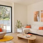 UNA CASA CON PATIO, PISCINA Y UNA DECORACIÓN DE ESTILO NATURAL CON TONOS SUAVES