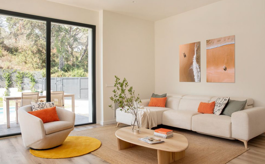 UNA CASA CON PATIO, PISCINA Y UNA DECORACIÓN DE ESTILO NATURAL CON TONOS SUAVES