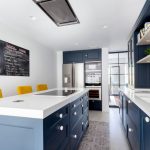 UNA ELEGANTE COCINA AZUL CON ISLA CENTRAL Y OFFICE PARA TODA LA FAMILIA