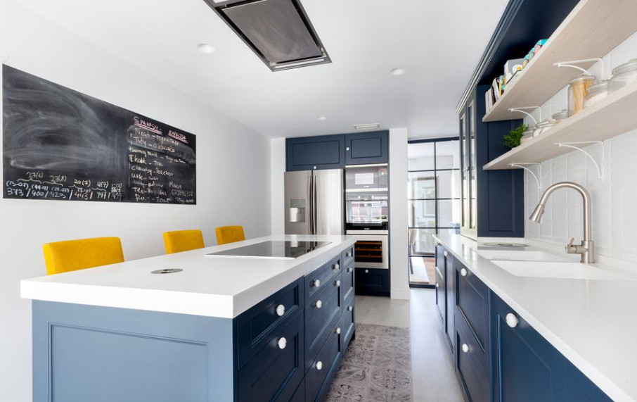 UNA ELEGANTE COCINA AZUL CON ISLA CENTRAL Y OFFICE PARA TODA LA FAMILIA