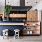 UNA COCINA EN NEGRO Y MADERA, LA TENDENCIA MÁS MODERNA