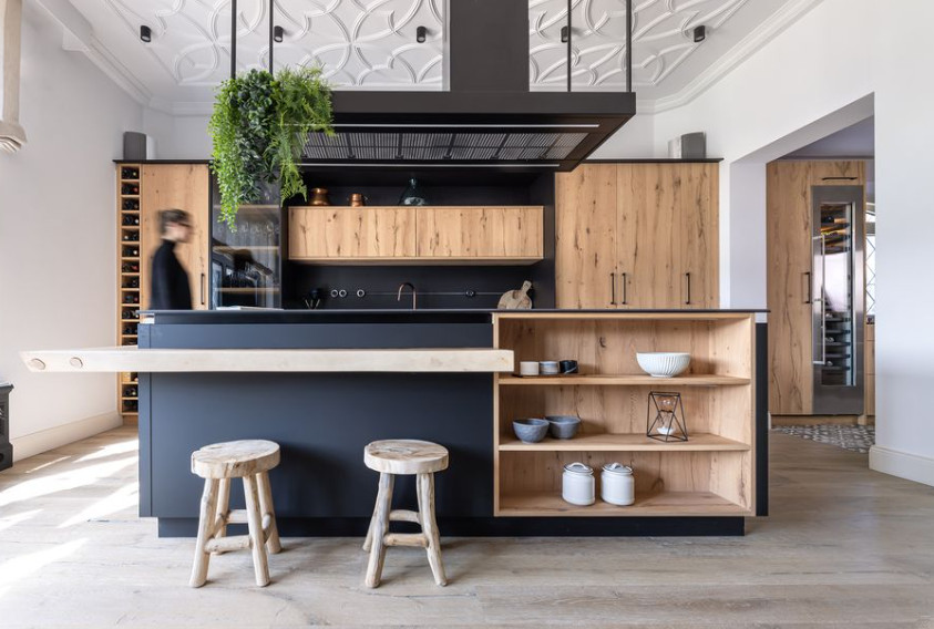 UNA COCINA EN NEGRO Y MADERA, LA TENDENCIA MÁS MODERNA