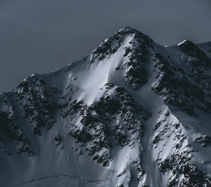UNA COCINA EN NEGRO Y MADERA, LA TENDENCIA MÁS MODERNA