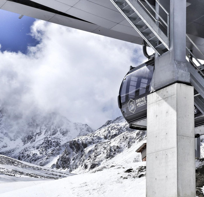 25 EJEMPLOS DE CUARTOS DE BAÑO CON BALDOSAS HIDRÁULICAS EN EL SUELO O EN LA PARED
