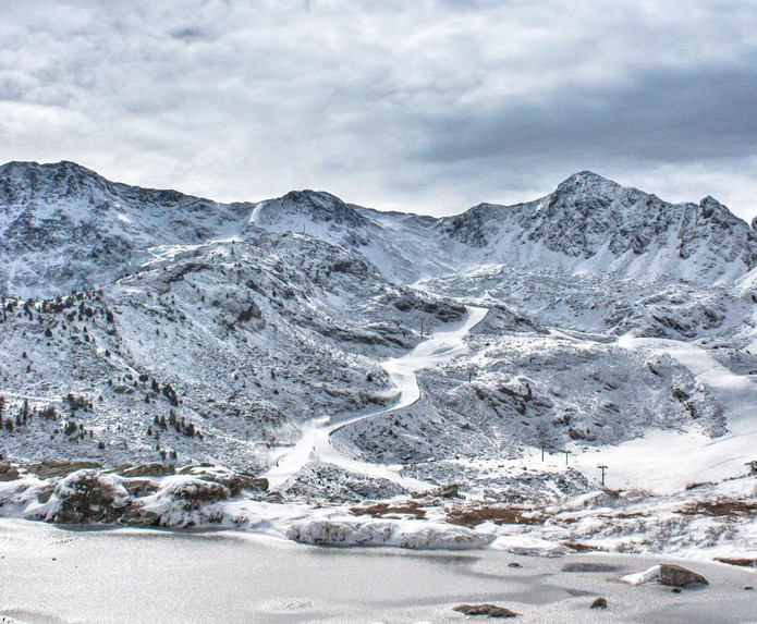 UN BAÑO DE DISEÑO MODERNO CON DUCHA EN BLANCO Y NEGRO
