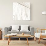 Comienza el 2025 y, con él, empieza el curso deco. Este año las tendencias en decoración vienen marcadas por dos palabras: personalidad y confort. Todas las tendencias apuntan a que este 2025 querremos que nuestras casas parezcan más únicas y singulares, reflejando nuestros gustos por el arte, con muebles vintage que nadie más tendrá en sus casas mezclados con el mejor diseño moderno y con combinaciones de mobiliario inesperadas. Las casas en 2025 también se vuelven más cómodas: para quienes disfrutan del orden (o para los obsesionados con el almacenamiento), los armarios y muebles empotrados aprovechan hasta el último rincón. Las ventanas interiores se cuelan para llevar luz natural a rincones donde nunca antes había llegado. Los sofás esquineros o con chaise longue de gran tamaño que aprovechan muy bien el espacio también cumplen con esta misión. "Una de las tendencias para salones que estamos viendo para 2025 será la de espacios tan bonitos como cómodos donde poder acurrucarse con un buen libro o escuchar música", explica la interiorista Linda Eyles de Linda Eyles Design, que añade "y, por supuesto, los salones también servirán para entretenernos. Nuestros clientes quieren habitaciones que puedan disfrutar todo el año. Nos encanta una alfombra clásica debajo de los pies y un sofá cama grande y acogedor para crear ese estilo" .En cuanto a los colores, se llevan los tonos más acogedores: Toda la paleta de colores inspirada en los tonos tierra son tendencia en colores en 2025 y serán un acierto a la hora de elegir textiles, paredes, objetos de decoración e, incluso, obras de arte. Las marcas de diseño lo saben y es fácil que encuentres casi cualquier producto (aunque especialmente sofás y butacas) en uno de los colores de esta tonalidad. En 2025 veremos muchos amarillos mantecosos y tonos tierra, los nuevos aliados del confort. Y hablando de confort, los textiles acolchados están haciendo que los hogares sean más suaves y cálidos. A continuación, exploramos las tendencias más emocionantes de 2025 y te contamos cómo adoptarlas sin renunciar ni un poquito a tu estilo personal.