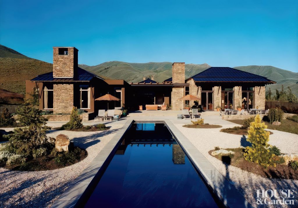 Interiorista de Lujo en Andorra: La Guía Definitiva 1. Introducción: El auge del interiorismo de lujo en Andorra Andorra se ha convertido en un destino exclusivo para aquellos que buscan lujo, privacidad y diseño de alto nivel. Con un mercado inmobiliario en auge y un perfil de residentes exigentes, el interiorismo de lujo en el principado ha evolucionado hasta convertirse en una mezcla perfecta de elegancia, funcionalidad y personalización extrema. Si bien muchos piensan que el lujo es sinónimo de ostentación, en el mundo del interiorismo la verdadera exclusividad reside en los detalles, la calidad de los materiales y la armonía del espacio. En este artículo, exploraremos las claves del interiorismo de alto standing en Andorra, las tendencias más destacadas y cómo lograr que un espacio respire sofisticación sin perder comodidad. 2. ¿Qué define el interiorismo de lujo? El interiorismo de lujo no se basa únicamente en el precio de los materiales o el mobiliario, sino en una serie de características que lo diferencian del diseño convencional: ✔️ Exclusividad: Diseño único y personalizado para cada espacio. ✔️ Materiales premium: Mármol, maderas nobles, metales finos, textiles de alta gama. ✔️ Tecnología integrada: Domótica, iluminación inteligente, climatización avanzada. ✔️ Armonía visual y funcionalidad: No solo belleza, sino también comodidad y fluidez en la distribución. ✔️ Sostenibilidad: Cada vez más, el lujo va de la mano con materiales eco-friendly y eficiencia energética. En Andorra, donde el confort y el diseño sofisticado van de la mano, los proyectos de interiorismo de lujo buscan adaptarse tanto a la arquitectura de montaña tradicional como a las viviendas contemporáneas de alto nivel. 3. Por qué Andorra es un referente en diseño y exclusividad El auge del interiorismo de lujo en Andorra responde a varios factores: 🔹 Perfil de los residentes: Empresarios, deportistas y familias de alto poder adquisitivo buscan en Andorra un refugio exclusivo. 🔹 Viviendas de alto standing: Chalets en Ordino, áticos en Escaldes-Engordany y villas con vistas a las montañas exigen diseños a medida. 🔹 Influencia de la arquitectura internacional: Aunque Andorra mantiene su esencia alpina, el interiorismo de lujo adopta tendencias de Barcelona, París y Milán. 🔹 Calidad de vida y sostenibilidad: Diseñar espacios que se integren con el entorno natural es clave en este mercado. El resultado es un interiorismo que combina la elegancia clásica con la innovación contemporánea, generando espacios atemporales y sofisticados. 4. Estilos de interiorismo de lujo más demandados en Andorra En el principado, el interiorismo de lujo adopta diversos estilos para adaptarse a los gustos más exclusivos. ✅ Minimalismo elegante: Líneas puras, espacios abiertos y materiales nobles como piedra y madera natural. ✅ Clásico renovado: Molduras, lámparas de araña y muebles de inspiración francesa con toques modernos. ✅ Contemporáneo de alto standing: Mezcla de texturas, piezas de diseño y una integración perfecta con la tecnología. ✅ Rústico de lujo: Un guiño a la esencia de Andorra con madera maciza, piedra natural y chimeneas de última generación. Cada estilo puede personalizarse con detalles exclusivos, como obras de arte originales, mobiliario a medida o acabados en metales preciosos. 5. Materiales premium en el interiorismo de lujo El verdadero lujo se percibe en los materiales utilizados en la decoración y construcción de cada espacio. Los más utilizados en Andorra incluyen: 🔸 Mármol y piedras naturales: Para suelos, encimeras y baños sofisticados. 🔸 Maderas nobles: Nogal, roble y teca, presentes en suelos, muebles y revestimientos. 🔸 Metales de alta gama: Latón, cobre y acero inoxidable en detalles decorativos y luminarias. 🔸 Textiles de lujo: Lino, terciopelo y seda en cortinas, alfombras y 