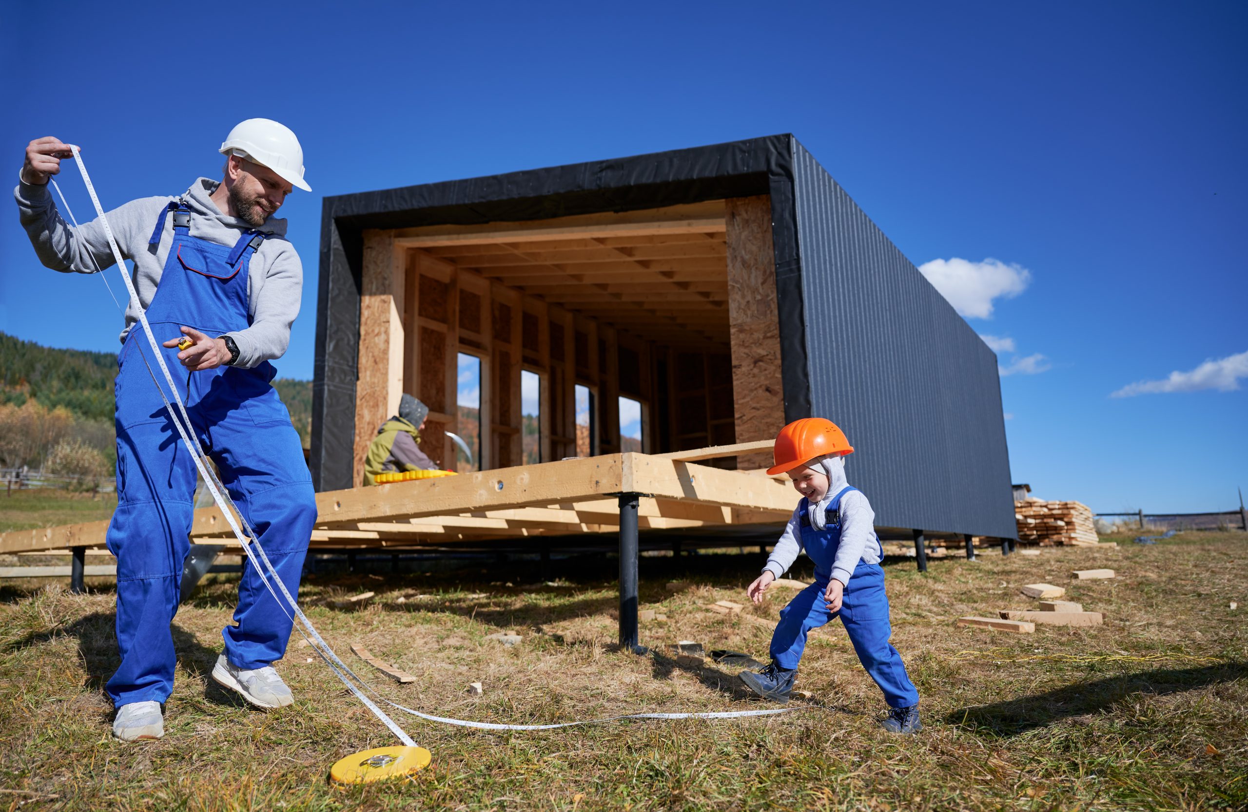 Reformas Llave en mano Andorra. Confía en los Mejores Expertos del Principado de Andorra. ¿Estás pensando en transformar tu hogar en Andorra? Nuestra empresa ofrece servicios de reformas integrales de máxima calidad, con soluciones llave en mano para reinventar cualquier espacio con garantía total de resultados y satisfacción. ¿Por qué elegirnos para tu reforma integral en Andorra? Experiencia y profesionalidad: Contamos con un equipo multidisciplinar de arquitectos, interioristas, técnicos y especialistas en obra con amplia trayectoria en el sector de la construcción y reformas del Principado de Andorra. Atención personalizada: Cada reforma es única. Analizamos tus necesidades, gustos y presupuesto para diseñar un proyecto totalmente adaptado a tu estilo de vida. Gestión integral del proyecto: Nos encargamos de todo el proceso: desde el diseño inicial y la solicitud de licencias hasta la ejecución, coordinación de gremios y entrega final listo para entrar a vivir. Calidad de materiales y acabados superiores: Solo empleamos marcas reconocidas y materiales certificados, garantizando durabilidad y acabados impecables en cocinas, baños, suelos, carpintería, iluminación y más. Cumplimiento de plazos y presupuestos: Planificamos cada etapa para cumplir con los tiempos acordados y sin sorpresas en los costes finales. Asesoramiento en eficiencia y sostenibilidad: Apostamos por equipamientos eficientes, aislamiento térmico y soluciones sostenibles que revalorizan tu vivienda y ahorran energía. Puntos clave de una reforma integral de hogar 1. Evaluación y asesoramiento profesional Diagnóstico inicial del estado del inmueble. Estudio de distribución, aprovechamiento de espacios y necesidades familiares. 2. Proyecto de arquitectura e interiorismo Propuestas creativas que optimizan luz natural y amplitud. Selección de estilos, materiales, colores y tendencias que aporten valor y personalidad. 3. Presupuesto detallado y transparente Detalle de partidas, materiales y mano de obra. Solución ajustada a tu inversión, sin sobrecostes inesperados. 4. Gestión de permisos y licencias Tramitación integral ante organismos de Andorra. Cumplimiento estricto de normativas locales y de seguridad. 5. Ejecución de obras y coordinación de gremios Supervisión de albañilería, fontanería, electricidad, carpintería, pintura, etc. Control de calidad y limpieza durante toda la reforma. 6. Entrega de ti reforma llave en mano Revisión minuciosa antes de la entrega. Garantía de satisfacción por escrito. Asesoramiento post-obra y gestión de incidencias. Reformas que revalorizan tu hogar en Andorra Reformas integrales de viviendas y apartamentos Modernización de cocinas y baños Optimización de la eficiencia energética Renovación de dormitorios, salones y terrazas Redistribución de espacios abiertos Calidad y confianza garantizadas Apostar por una reforma integral con nuestra empresa significa tranquilidad, transparencia y un resultado a la altura de tus expectativas. Centenares de clientes satisfechos en el Principado avalan nuestro trabajo. ¿Quieres darle una nueva vida a tu hogar en Andorra? Contacta con nosotros y descubre cómo convertir tu vivienda en un espacio moderno, funcional y de calidad superior. ¡Confía en los expertos de las reformas llave en mano en Andorra!